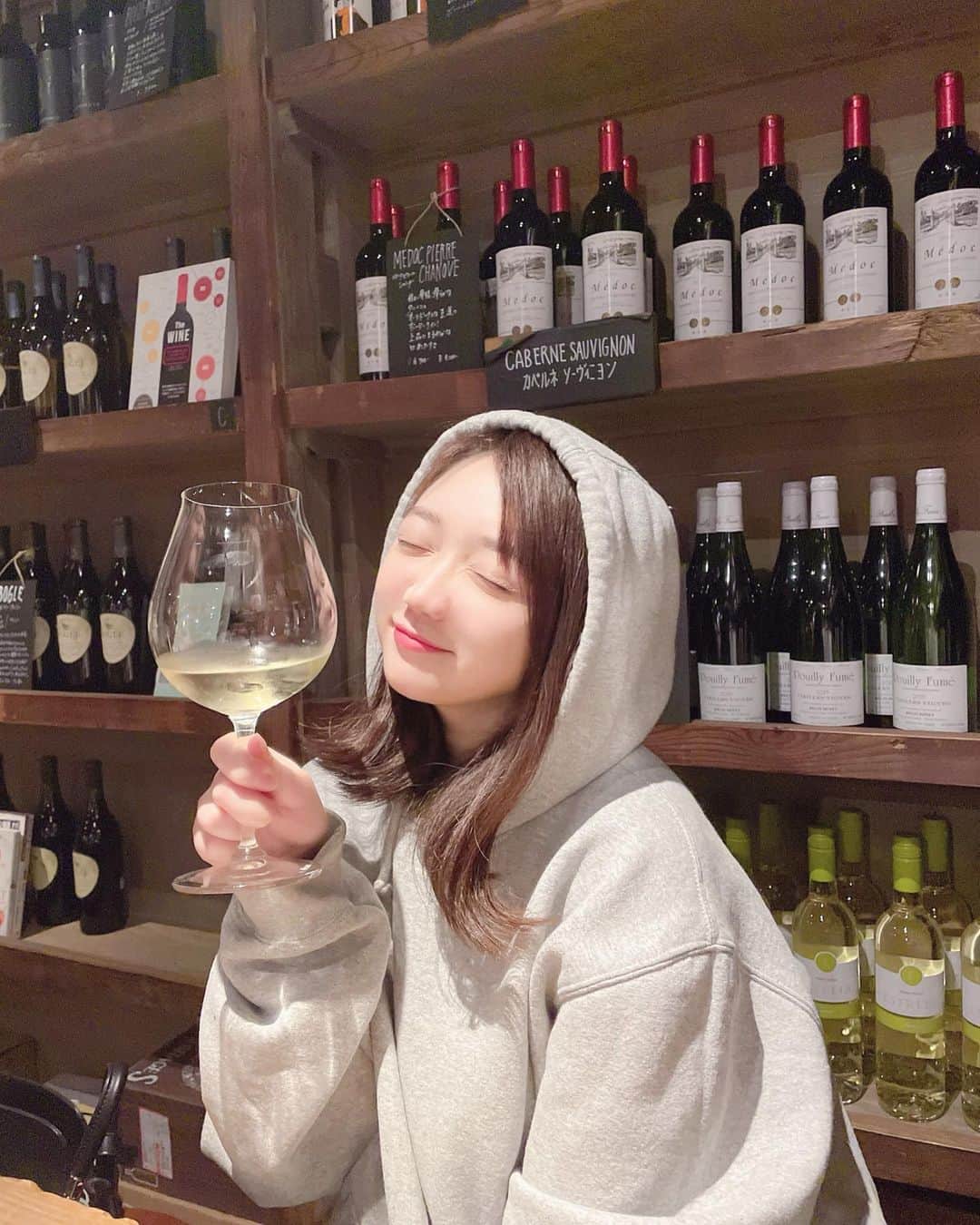 のインスタグラム：「白ワイン大好き女🥂💚  みんなの好きなお酒は？  この日はメイクが激薄な日」