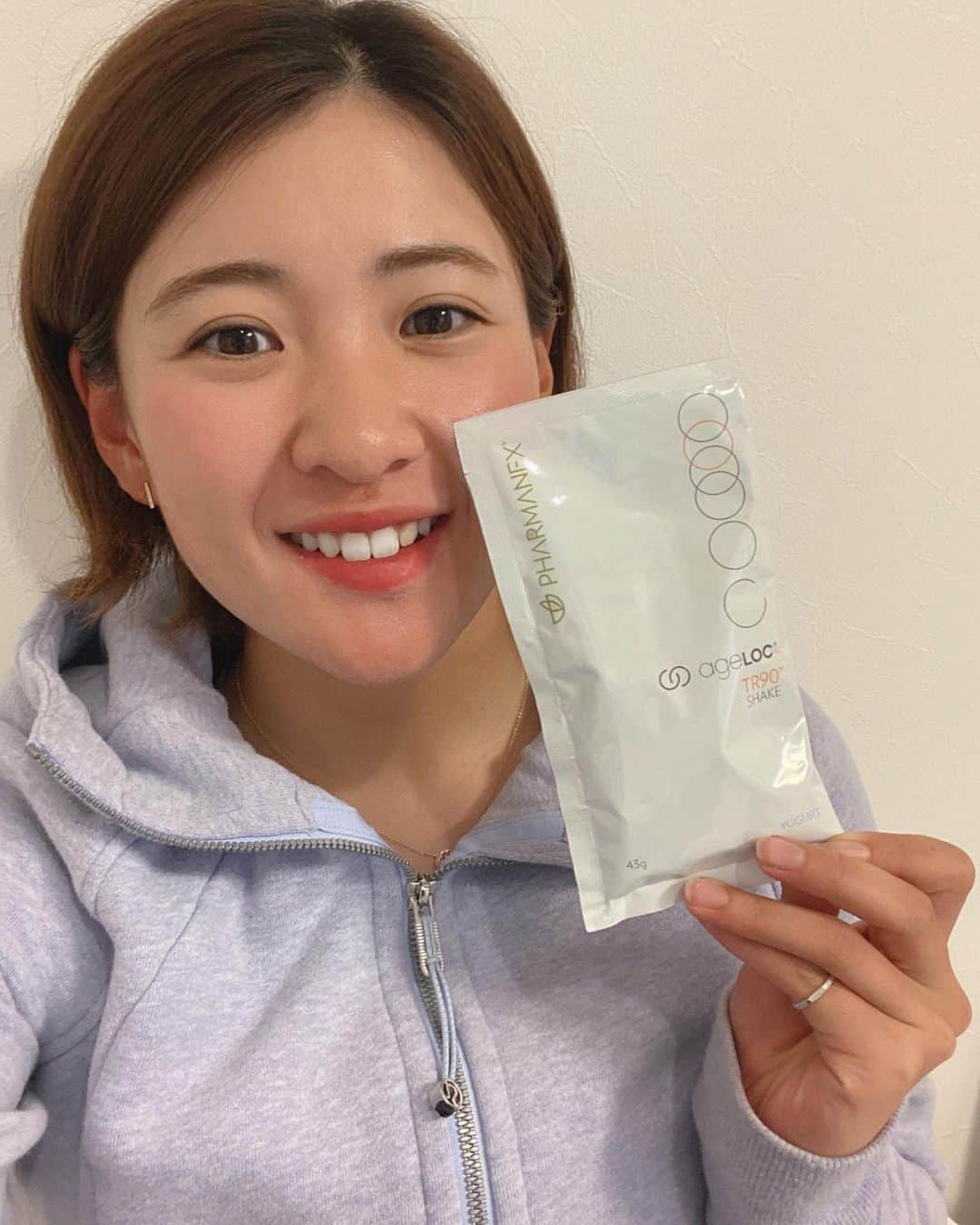 永井花奈さんのインスタグラム写真 - (永井花奈Instagram)「私のお気に入り💕 シーズン中は、筋肉のサポートやパフォーマンス向上のためにタンパク質が欠かせません。そこで、1パック当たりタンパク質20g配合の「TR90シェイク（ヨーグルト味）」を飲んでいます‼️プロテインなのにすっきりしてておいしい‼️ 不足しがちな栄養成分を手軽においしく摂れるシェイクで、今週も頑張ります！  冷凍ブルーベリーとミキサーかけるのもおすすめ✨🥰 バニラにグリーンプラスとコーヒーで割るのも🙆‍♀️ #tr90シェイク #プロテインシェイク #ageloc #ニュースキン #nuskin @nuskin_japan #ゴルフ #ゴルフ女子」4月19日 16時35分 - kana._.0616