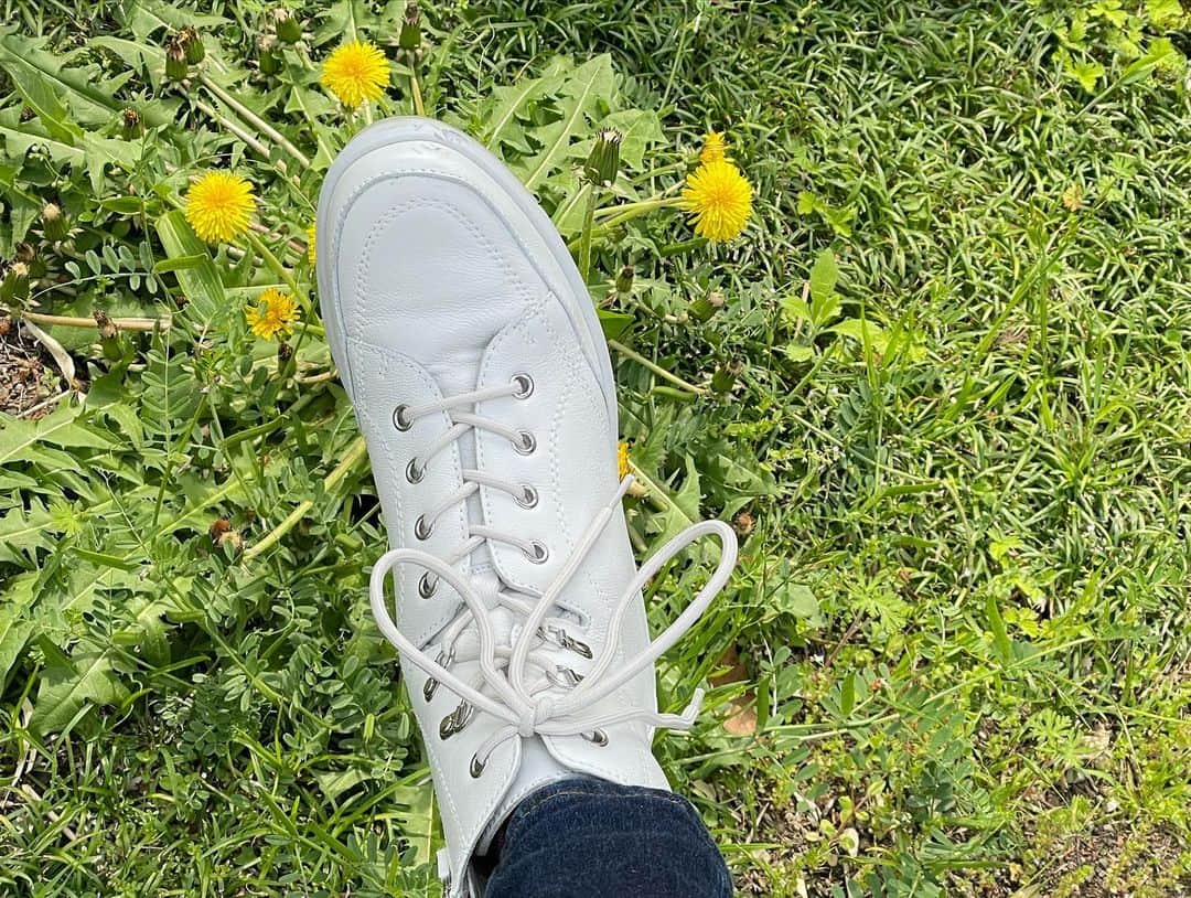 桜井未来さんのインスタグラム写真 - (桜井未来Instagram)「暖かい春の日差しの日🌸に新しい白のショートブーツ( @fitfit_official_ )をおろしたよ🥺💓 めっちゃ歩きやすくて、長い距離歩く時にもオシャレで可愛いし最高🤣✨  オシャレしたくてもヒールはまだちょっと💦なベビちゃんママにも👩オススメです✨  #スニーカー #スニーカー女子 #スニーカー好きな人と繋がりたい #fitfit #フィットフィット #ショートブーツ #スニーカーブーツ #ブーツスニーカー #スニーカーコーデ #スニーカー同好会 #スニーカー倶楽部 #スニーカー好き」4月19日 16時53分 - miki.sakurai0214
