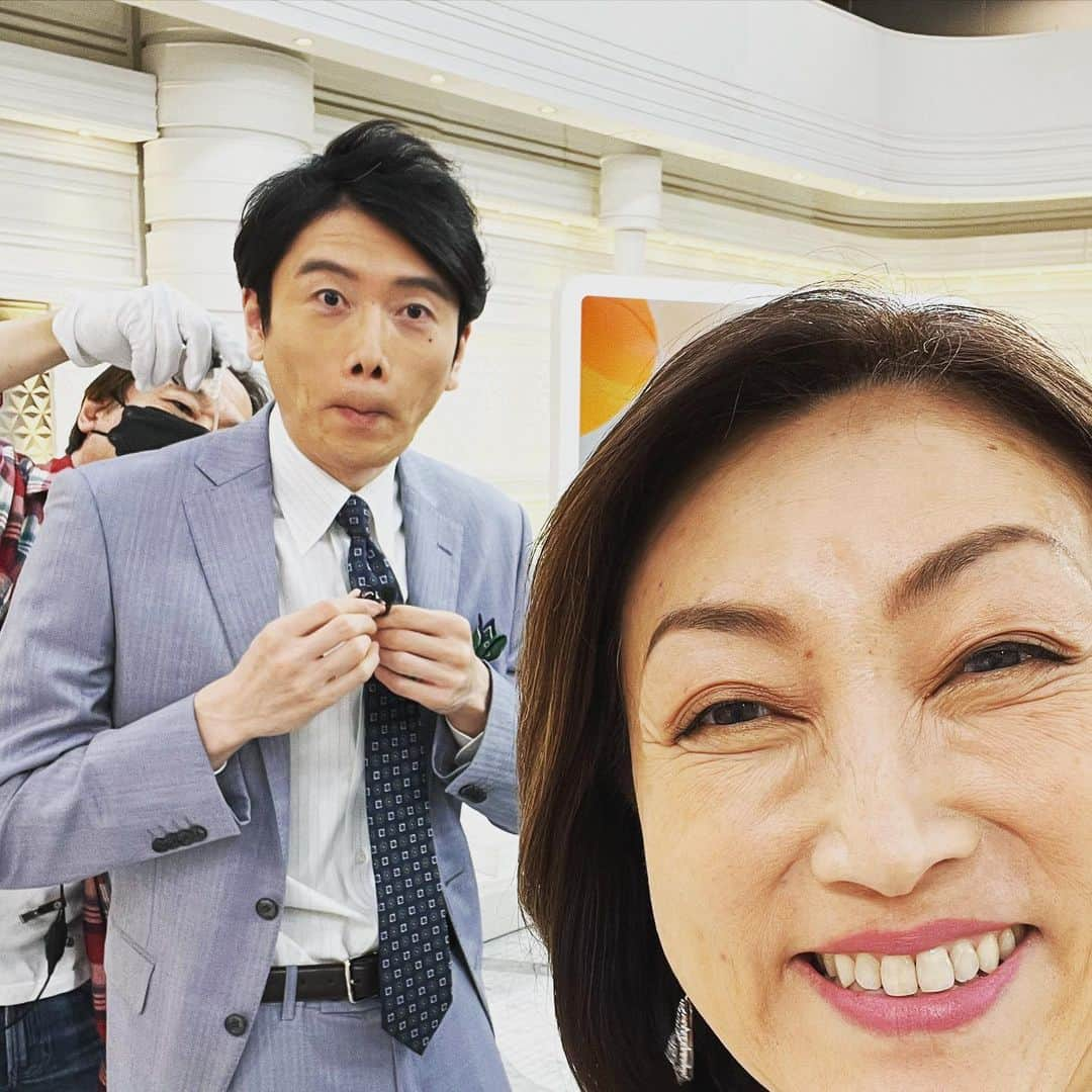 田中ウルヴェ京さんのインスタグラム写真 - (田中ウルヴェ京Instagram)「昨日のNスタ。 準備中の井上アナ。  何やってもチャーミングなのはズルい。😊 #nスタ  #井上貴博  #お茶目」4月19日 16時56分 - miyako.tanaka.oulevey