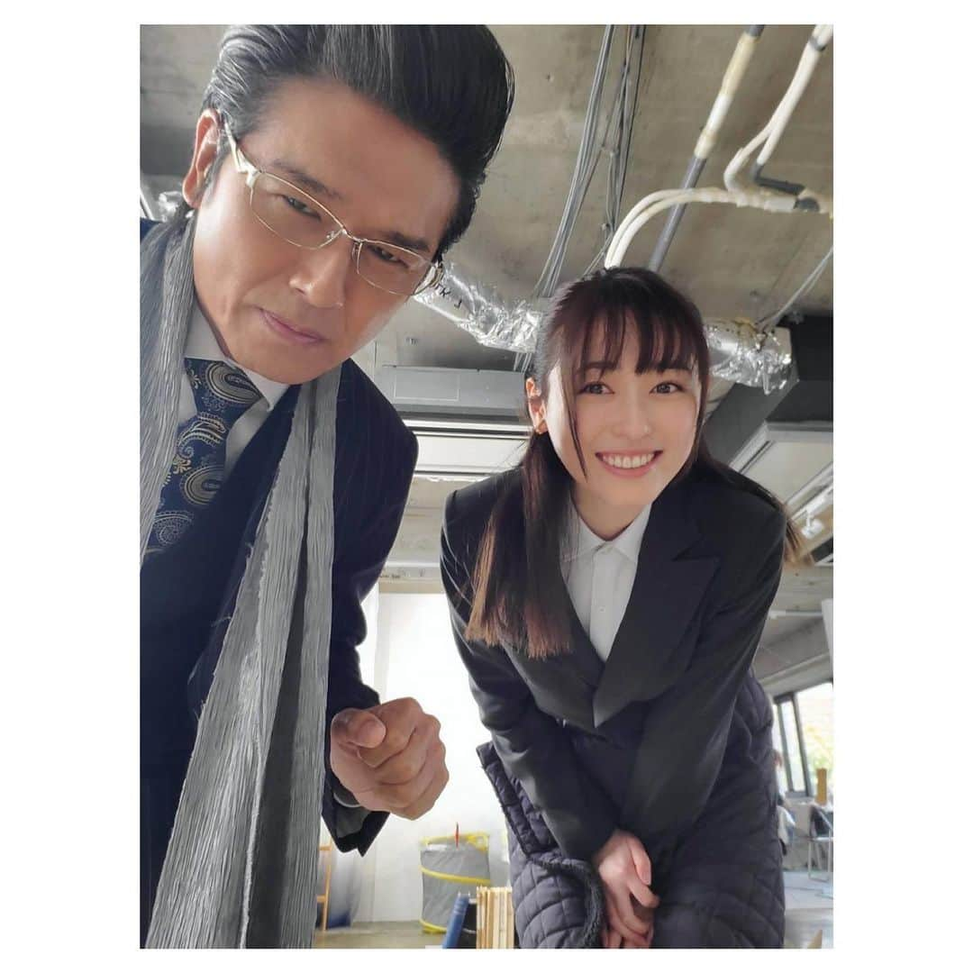 福原遥さんのインスタグラム写真 - (福原遥Instagram)「. 本日22時からは#NHKドラマ『#正直不動産 』 第3話が放送されます☺︎ 写真は、ライバル会社であるミネルバ不動産の鵤社長こと、#高橋克典 さんと✨ 実は克典さんは、秋から始まる#朝ドラ 「#舞いあがれ！ 」で私のお父ちゃんでもあるんです😌 尊敬する克典さんがお父ちゃんでとても嬉しいです✨ ちなみに正直不動産ではオールバックで又全然違うイメージの役柄なんです😏 鵤社長が今後どのような展開になっていくのかお楽しみに✨ そしてなんと！ #小田和正 さんがこのドラマのために書き下ろして下さった主題歌「so far so good」 本当に素敵な曲なので、是非ドラマと一緒にたっぷり堪能してください！ 私も何度も聞いてパワーを頂いています♪ 今夜も楽しんでください✨」4月19日 17時06分 - haruka.f.official