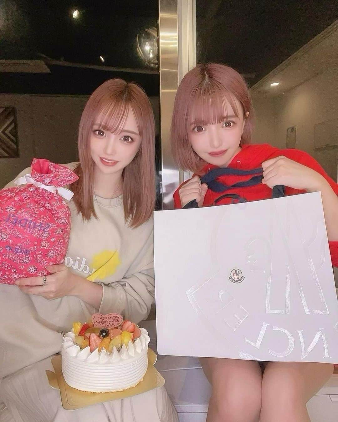 サキ吉さんのインスタグラム写真 - (サキ吉Instagram)「めあたんにお誕生日旅行に連れて行ってもらいました🎉❤️ ． 海沿いにあるコンドミニアム✨ ペットもOKなの🥰💓 家族揃って嬉しかった🐶🐶🐶🐶 ． 私も年末からずっと渡せてなかった誕プレ渡せてよかった😭💓 遅くなってごめんね…💦 ． めあたん素敵な旅行をありがとう😍❤️ これからも家族ぐるみでよろしくね✨ ． ． ． #mybirthday #葉山 #コンドミニアム #犬連れ旅行 #誕生日旅行」4月19日 17時17分 - sakikichi1201