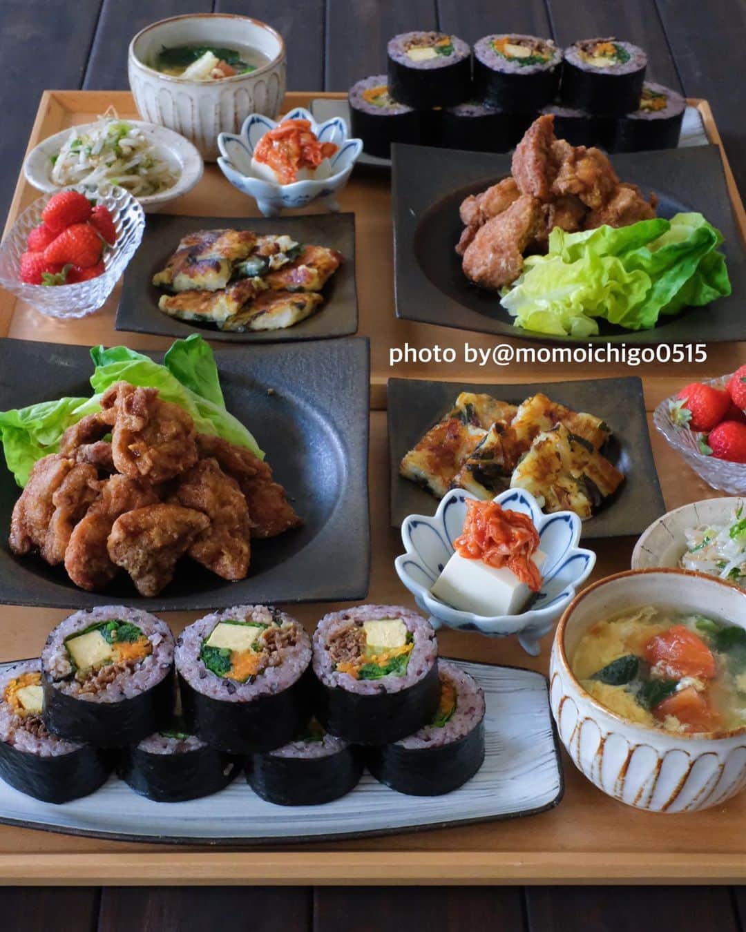 YASUKO TAKESUEのインスタグラム：「. こんばんは😊💕. 今日の献立… . . ⭐️韓国海苔巻き ⭐️鶏の唐揚げ ⭐️チヂミ ⭐️キムチ冷奴 ⭐️無限もやし ⭐️中華スープ ⭐️いちご . . #晩ごはん#晩御飯#晩ご飯#夜ごはん#よるごはん#夕食#おうちご飯#うちご飯#おうちご飯lover#おうちご飯記録#食卓#手料理#手作りご飯#料理写真#器好き#器集め#献立#家庭料理#food#foodpic#foodstagram#foodphotography#followme#instagood #奥田章 #水野幸一 #古谷浩一」