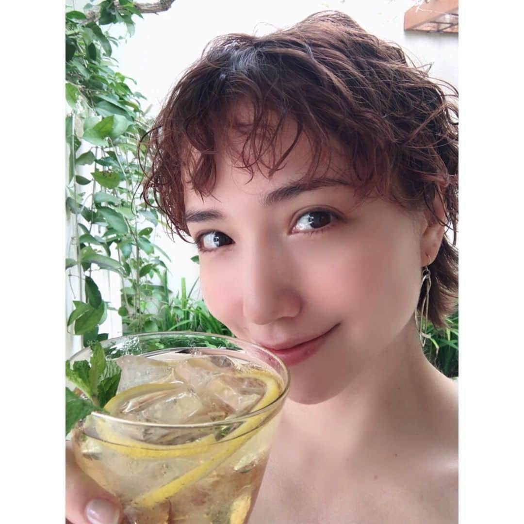 豊田エリーのインスタグラム：「🍸 今日、4月19日はディサローノデー！  私のオススメの飲み方は、 ディサローノ×炭酸水×レモンピールで簡単に作れる “ディサローノフィズ” 美味しくて爽やかな定番のカクテルです🍋 みなさんの好きな飲み方も教えてくださいっ😚  2枚目の写真の200mlボトルは持ち運びしやすく、お試しにもぴったりのサイズ。 旅先などへ持って行って、外でカクテルを楽しむのも最高です🏝  お仕事終わりの一杯や、お休みのくつろぎタイムに、 ぜひディサローノで乾杯しましょう♩  #ディサローノ #DOLCEVITA #本当の自分はもっと楽しい #ディサローノデー #PR @disaronno_official」