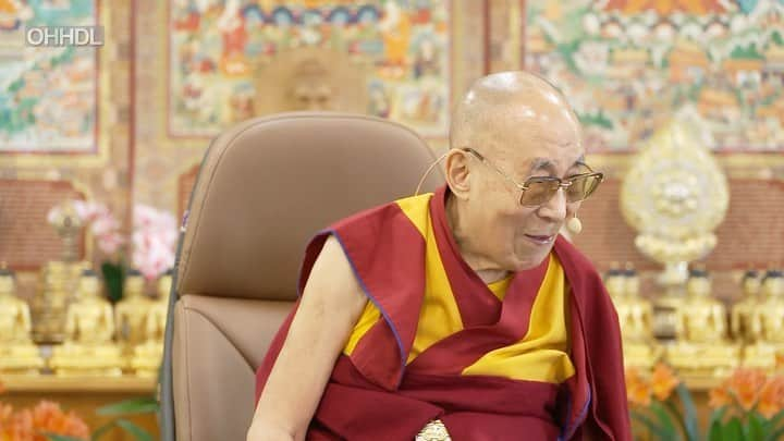 ダライ・ラマ14世のインスタグラム：「A young girl asking HHDL if he gets angry during his meeting with friends from around the world at his residence in Dharamsala, HP, India on April 11, 2022. #dalailama」