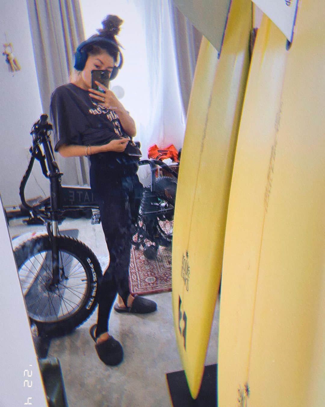 堀舞紀のインスタグラム：「🌹 . . . . @oceanpacific_officialstore  feat. @sandymagazine  . . . ❤️ . . . Tshirtの質問が沢山きていたので😛 デザイン可愛いよね！！ トレンカは @anelatokyo  のなんだけどストーリー載せた時点で sold out⚡️になっちゃった🤭 再販するっていうからまた教えるね🙋🏽‍♀️ . . . 私は新生活の時間帯にまだ不慣れだけど、、、 小さかったcannyO が お友達を作って一緒に登校しはじめたり😢 感動しちゃう！！ . 突然の雨に☔️傘を届けたら "先に帰って" だって！さ。😂 🫀成長してるだなー 毎日ちゃんと登下校できるか不安 だったけどこーやって親元を 少しずつ離れていくのね🥺 . . きゅん。 . . 7ヶ月になった etOは、 つかまり立ちも片手で😂お手のもの。 足腰が強いし ハイハイも高速すぎて ベビーサークルというアイテムを 導入せざるを得なかった、、、 悪戯しまくるから 私が何もできないんだ😩 男の子と女の子の 違いが凄すぎ😵 8.5キロの二回食。 ムチムチ色白ボーイとして こちらも成長しています👶🏻 . . 雨の日の送りは 抱っこ紐1択なので 肩がもげるかとおもうよね😂 . ほんとに、 ほんとに、 何人も同時に子育てをしている お母さん達って、、 キャパシティでかすぎます。 大雨とか、 移動むりぢゃん🤷🏽‍♀️ て . . 毎朝すれ違う一年生のママさん達 がずぶ濡れで頑張ってて 泣きそんなる、、 せめてはれてくれよ〜っとな。 . . そんなドタバタだから ぼーっとゆっくり海でしたいけど GWはお天気悪そーだね😵‍💫😵‍💫 ゲゲゲー . . #tシャツ #子育て記録 #スリッパコーデ #ootd」