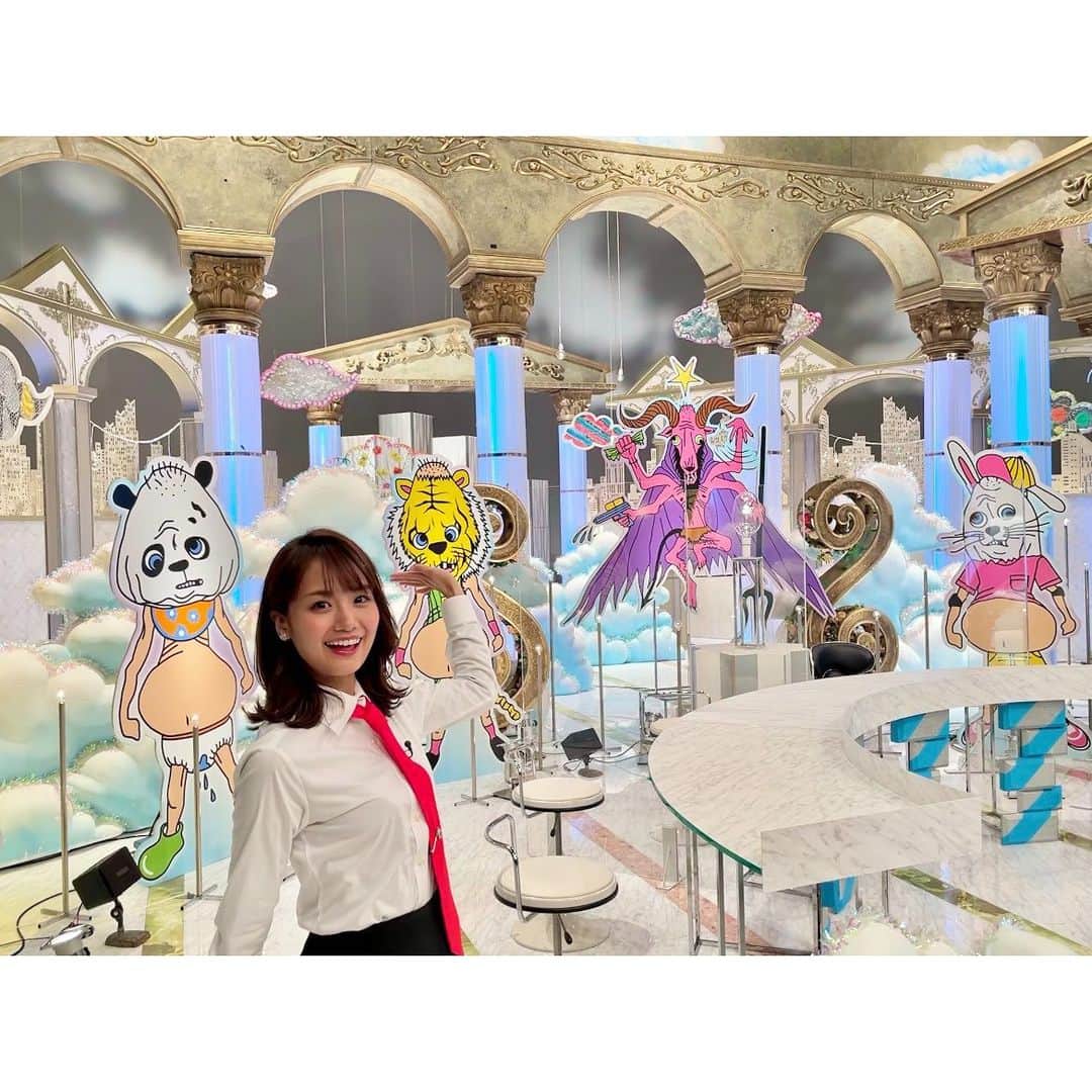 井上清華のインスタグラム：「😈 このあと19時〜「ピンチからの挑戦状(笑)」  (笑)が付いている番組です(笑) とにかく身体の力が抜ける面白さなのでぜひ☺️  スタジオやVTRに使われているオリジナルキャラクターが私のツボ😈 かわいいですよね？お気に入りです😮‍💨💜 探してみてくださーい！  #ピンチからの挑戦状 #滑り込みの #告知 #あと15分」