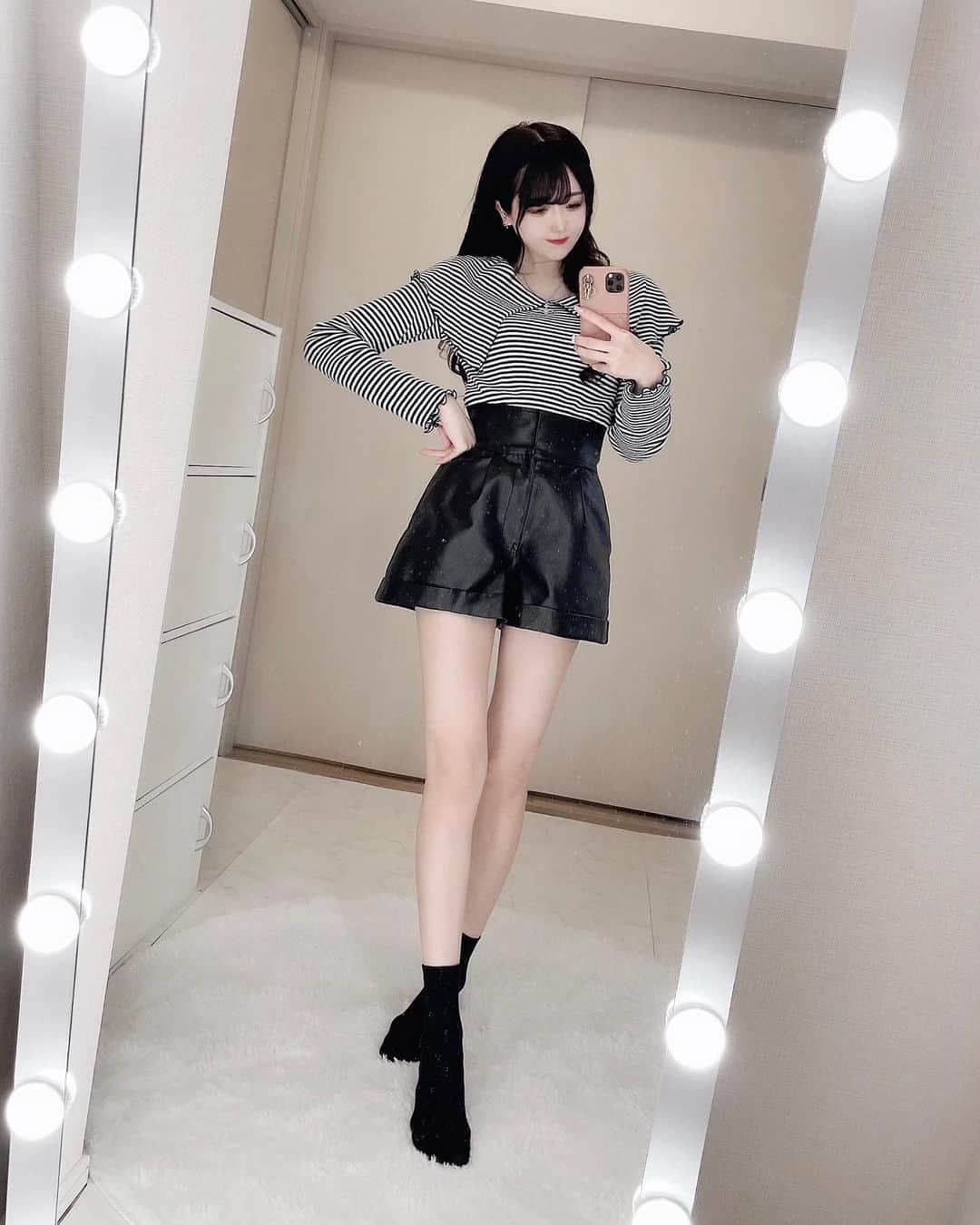 田口未彩のインスタグラム：「❤︎  このボーダーのtopsは ナイスクラップでセールになってて 2000円位でゲットしたよ❤︎  デザインが好きすぎて、他にも ブラックとホワイトもゲットした❕  tops❤︎ @niceclaup_official_  pants❤︎ @grl_official   そしてずっと欲しかった念願の、 ライト付き全身鏡やっと買えた🥺🤍  これで人に撮ってもらえなくても 自分で全身コーデ撮影できる🥺🤍  .」