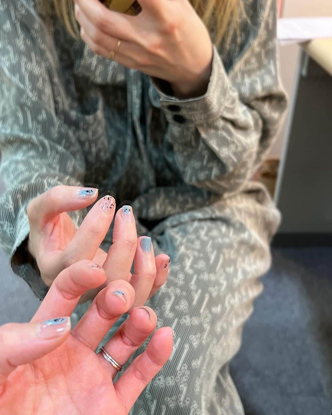 YU-U（工藤由布）のインスタグラム：「💅🏻🐋🐄💅🏻 こないだリップ持ってるストーリーズに ネイルみたいの声がとても多くて🙌🏻 あの写真は名古屋イベント行く前に撮ってたやつで 笑 投稿した日にはしてなくて😂 でもすごい質問が多かったから ほぼ同じ感じにしてみたよ➿ 🐋→THREE…今年買ってない🙇🏼‍♀️ 🐄→キミタンから🎁 🐄は少し前にフィード投稿してあるよ👌🏻 耳にはひっそりsAnパールピアス🦪」