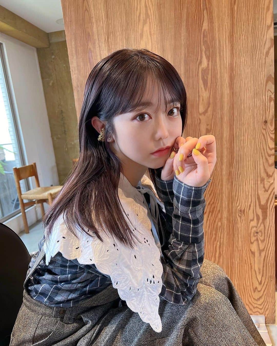 峯岸みなみのインスタグラム：「お久しインスタグラム。  “更新していなかった間の髪とお爪” 密かにインナーカラーはじめてました。 ネイルは舞台中が青のギラッギラだったので、最近はシンプルめが多いです。」
