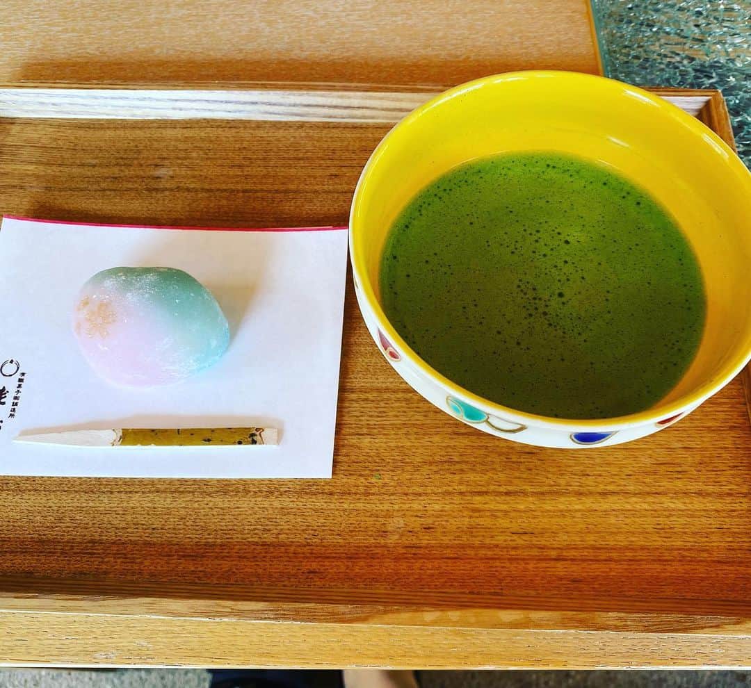 松川浩子さんのインスタグラム写真 - (松川浩子Instagram)「週末にはお抹茶を。  実家のある京都で過ごすことが多くなり 娘とお茶をゆるゆる習い始め  人にお茶を点てていただく幸せに 浸りながら春を満喫しちゃいました。  木々の緑の香りや 小鳥のさえずりが 身体に染み渡る幸せ。  大切な時間です。  #お抹茶#和菓子#薄茶 #お茶をゆるゆる習い始めました#これは淹れていただいたもの#春のひと時#大人時間#娘にも教えたい」4月19日 20時53分 - hiroko_matsukawambs
