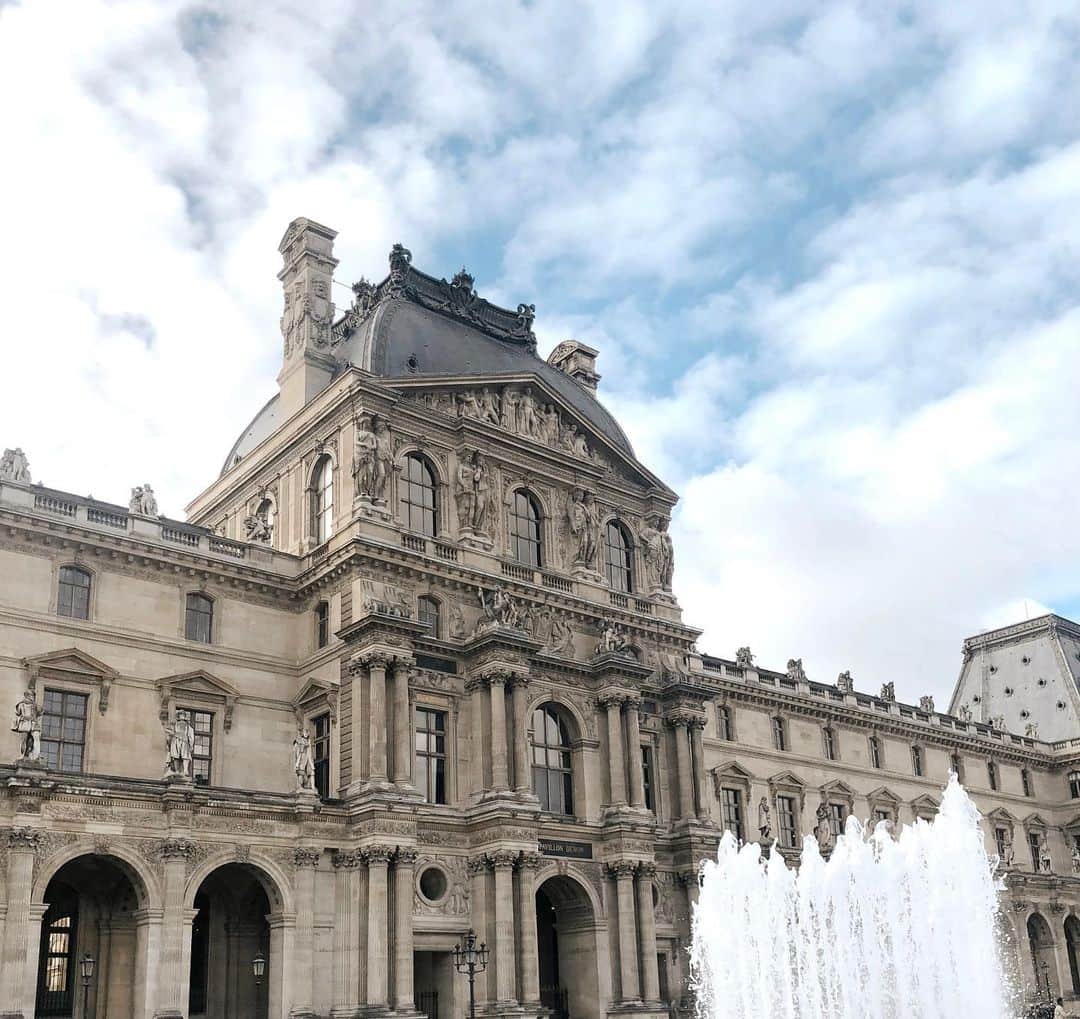石崎日梨のインスタグラム：「⁡ 世界の魅力的な建造物を早く見に行きたい~🎠🏛 全部お姉ちゃんが撮った写真見せてもらってる♡」