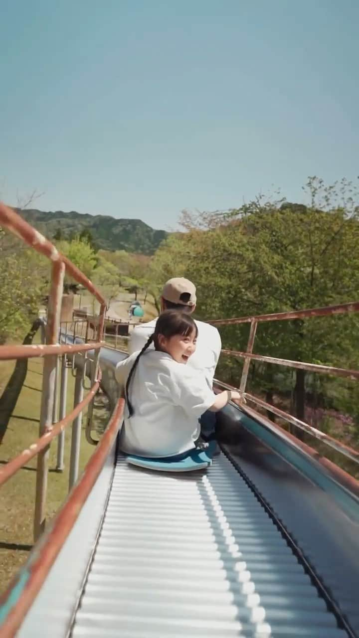 Kyooonのインスタグラム：「大自然の中のすべり台 大好きな公園にまた行ってきたよ〜 子どもも大人もめちゃくちゃ楽しめる場所！ ⁡ ご質問たくさんいただきましたが 兵庫県の多可町余暇村公園です！！ ⁡ ⁡ ストーリーのiPhoneかカメラかの質問は たくさんの方が正解してた📱📷 答えてくださりありがとうございます◟̊◞̊  このリール動画はカメラで撮りました〜 ⁡ ⁡ 📷　#a7Ⅲ #sonya7iii #α7iii  レンズ　#SEL20F18G  #子どもの日常を動画に#日常をシネマティックに#姉妹#4歳差姉妹#ダヴィンチリゾルブ#davinciresolve#photo_jpn#cameramantokyo#シネマティック#cinematicvideo#cinematicvlog#動画編集#動画制作#動画撮影#videotips #filmmakers #creativevideo#phonegraphy#filmmakers_world#filmmakersworld #trickmovie#photo_jpn#yourstomake#creative_portraits#余暇村公園」