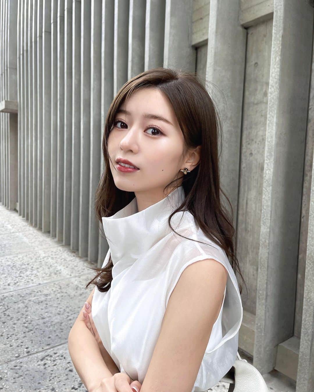 石崎日梨のインスタグラム：「⁡ ちゃんと上着は着てるよ🫠笑 ⁡ 最近は前髪を伸ばして見つつ。 及川さんに大好きなオリーブカラーにしてもらいました🍃」
