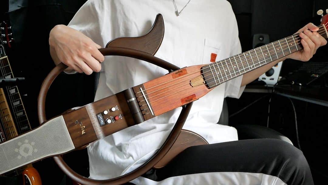 のインスタグラム：「MOGABI Smart guitar🎸 #guitar #mogabi #travelguitar #smartguitar」