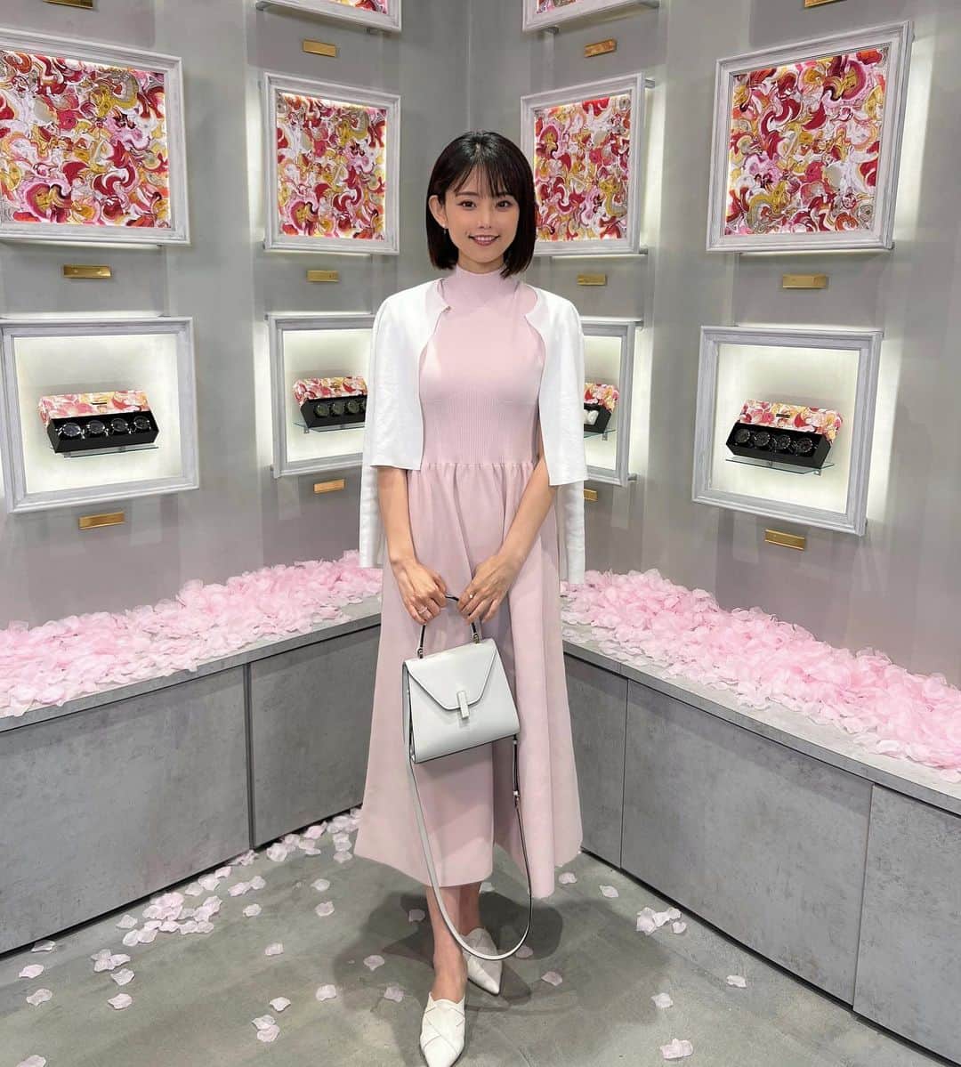 林村ゆかりのインスタグラム：「LOUANGE TOKYOのmother's day collection 2022へ。 見た目も可愛くてお味も素晴らしいスイーツできゅん❤︎ 母の日は、紫陽花をリクエストもらっているのですがこちらも贈りたくなっちゃいました🌹 ハーブティーをワイングラスで飲むのも優雅な気持ち🍷🤭  @cochon.charmant という新しく発表されたスイーツ。グルテンフリーの低糖質商品なのにとても美味しく身体に優しいので手土産にもいいな🌸  お洋服は、 ワンピースとカーディガンが @celford_official  👡@dianashoespress  👜@valextra  #コーディネート#アラフォーコーデ #ルワンジュ東京 #ルワンジュ東京ルミュゼ#セルフォード#valextra #ヴァレクストラ #celford#ワンピース#低糖質スイーツ#アラフォー美容#アラフォーファッション #louangetokyo #louangetokyolemusee#春コーデ#fashion#dianashoes#大人ファッション」