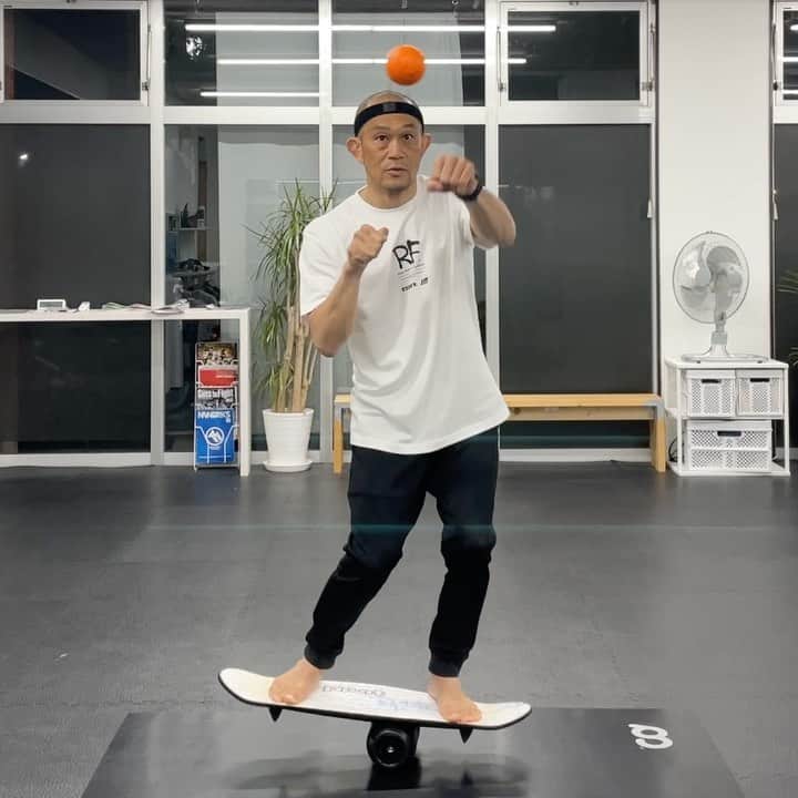 のインスタグラム：「なんだっていい。歳も関係無い。人は挑戦することで進化する！たぶん。 👕 @inspirit_japan  New Tee 『RFブラシ/白』4,290円(税込）好評発売中🤙 クーポンコード:MIS0122 ⌚️ @garminjp  #beatyesterday #日々挑戦 #balanceboard #tapball #タップボール #inspiritjapan #teaminspirit #ruminasatotrainingmethod  #mma #jiujitsu #kickboxing #yoga #surf #shooto #catchwrestling #movement #workout #rootsgym #格闘技 #柔術 #修斗 #キックボクシング #ヨガ #フィットネス #ワークアウト #筋トレ #ダイエット #小田原 #かまぼこ通り #会員募集中」