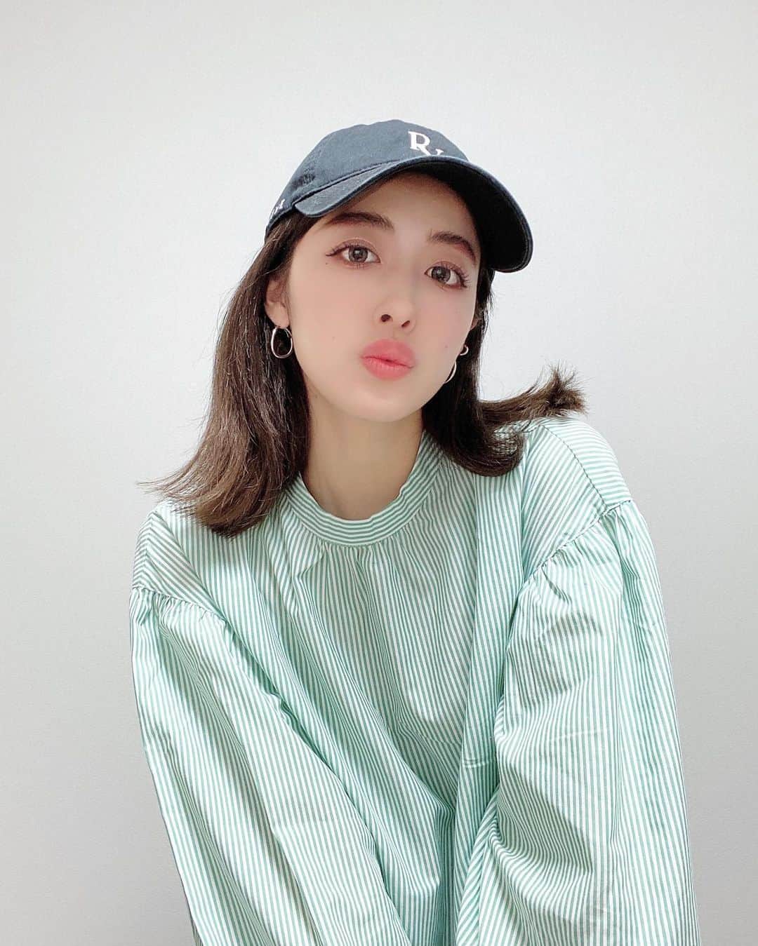 夏焼雅のインスタグラム：「シャツが気になるこの頃💚 久々にストライプ柄を選んでみました🦓 袖のデザインが可愛くて即決〜♡  みやふく @shoolarue_official  後ろタッグブラウス 2,197円(税込)  #シューラルー　 #プチプラコーデ　 #春コーデ　 #sponsored #プチプラ」