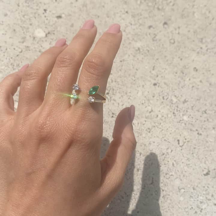 デルフィナデレトレズのインスタグラム：「Recharging my “Dots” ring under the sun ✨   Find the marquise-cut emerald ‘Dots’ ring online   delfinadelettrez.com   #delfinadelettrez」