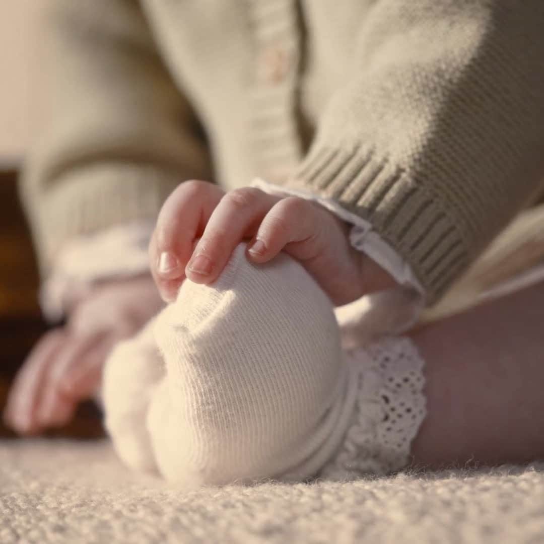 bonpointのインスタグラム：「Bonpoint Newborn SS22 | At the heart of the Maison universe from the very beginning, the newborn wardrobe is expanding and asserting its unique sensibility.​ 🎥 by @denis.boulze . . . #Bonpoint #BonpointSS22 #NewCollection Newborn」