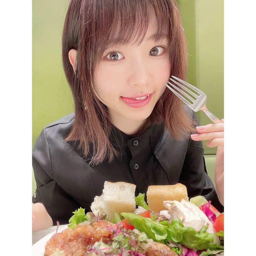 八伏紗世さんのインスタグラム写真 - (八伏紗世Instagram)「一緒にたべよっ♪  最近サラダ🥗にハマってます♪ 常に好きだけど！！笑 最近は特に良く食べてる🥰  美味しくてカラダにも良いし最高♪  今日ジムにいって来たよ🥊♪  ジムおわってから 春色のマニキュアをゲット🤭💗 元々服とかも 白とか明るめの色が大好きだから 春色は私の好みにぴったり🤭💓 また塗って写真のせるね〜っ✨✨ ネイル💅🏻するとほんとテンション上がる🥰  今日も皆さんお疲れさまでした❤️  #カフェ」4月19日 22時03分 - yabusaya0928