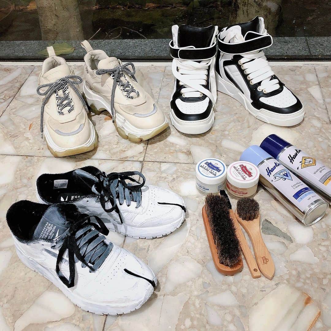 RisaWisteriaのインスタグラム：「お酒片手に玄関に座って、家族の談笑を遠くに聞きながらスニーカーのケアしてる夜。  幸せ。  ほむたんにもらったジバンシーのスニーカーまじらぶい💓  #prada#givenchy#maisonmargiela#sneakers#kicks#shoes」