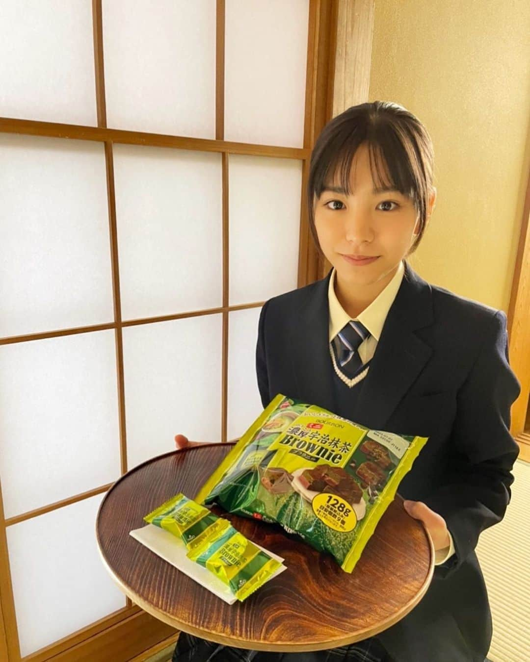 當真あみさんのインスタグラム写真 - (當真あみInstagram)「実は、ミニ濃厚宇治抹茶ブラウニーのウェブCMにも出演させてもらってます！ ミニサイズ食べやすいですよ〜！  #ブルボン #宇治抹茶」4月19日 22時11分 - ami_touma_