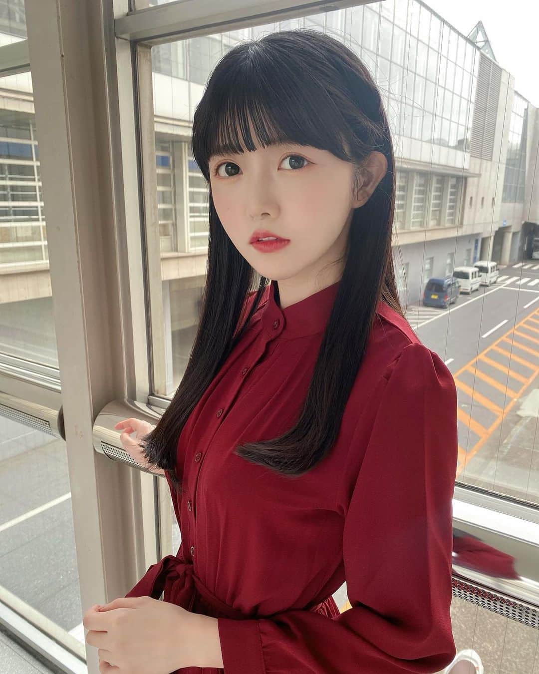 のインスタグラム：「大人っぽいワンピース𓂃◌𓈒𓐍 ・ ・ ・ 用意してもらったお洋服！赤避けてたけど似合うって言ってもらえて嬉しくなっちゃった！ ・ ・ ・ 7月9日野外無料ライブ河口湖ステラシアター  よろしくお願いします✨ ・ ・  ・  #ワンピース  #真っ白なキャンバス  #白キャン  #小野寺梓」