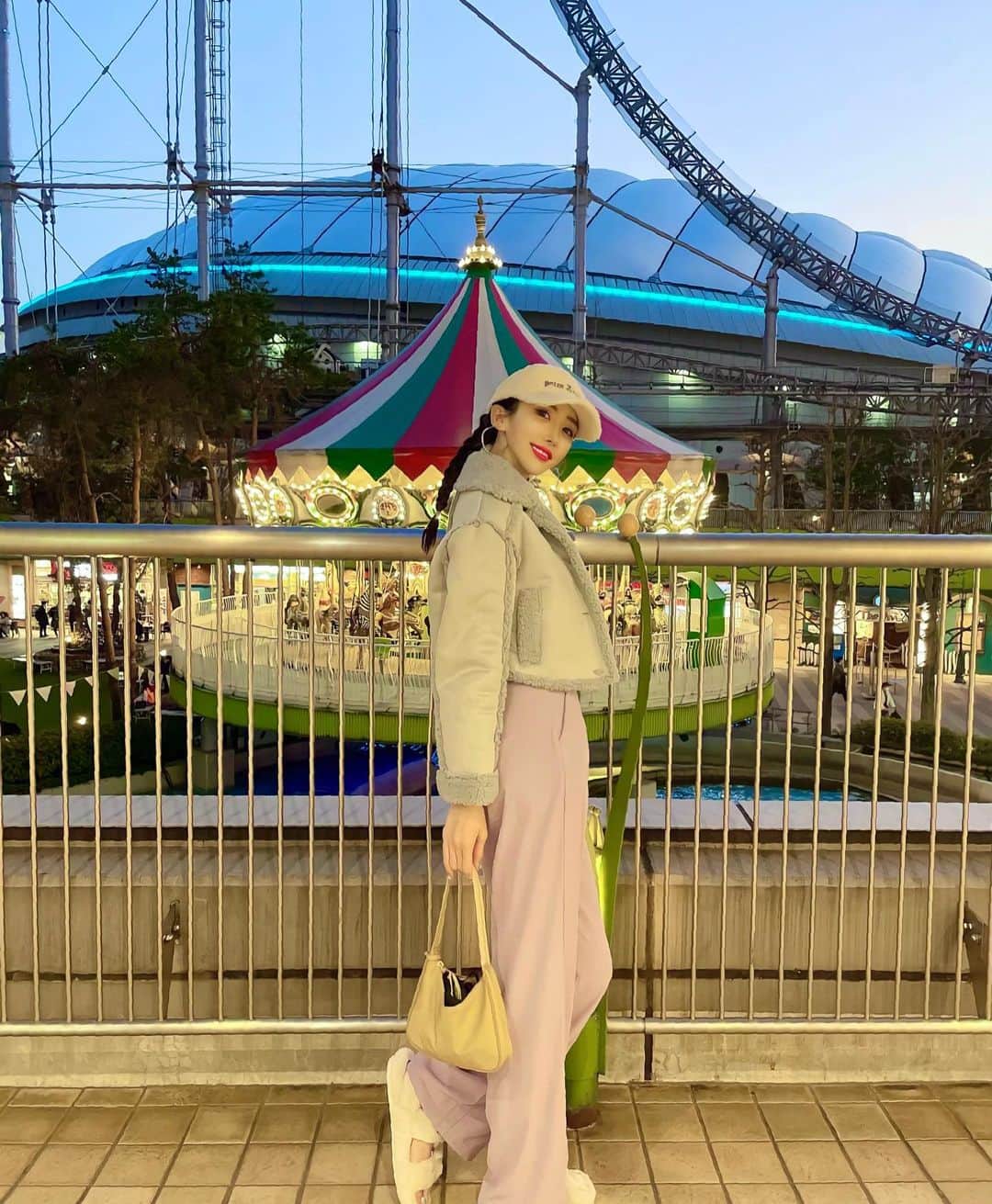 のインスタグラム：「東京ドームとワイ🎠 ふわふわの👟 最近のお気に入り  #寒いんか暑いんかどっちやねん  cap🧢 @palmangels  outer🧥 @bershka  pants👖 @sheinofficial @shein_japan  shoes 👟 @hm  bag 👜 @prada」
