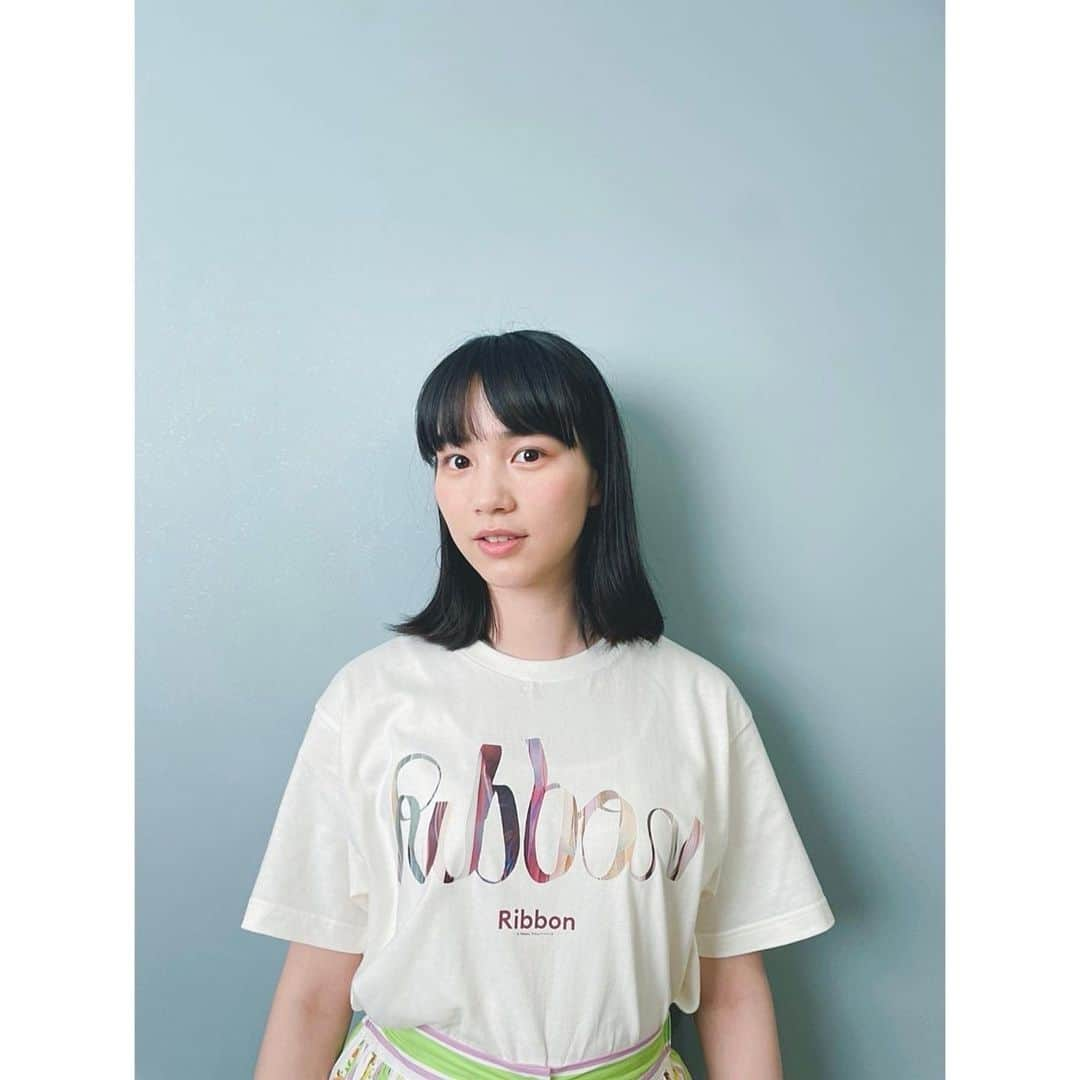 のん（能年玲奈）さんのインスタグラム写真 - (のん（能年玲奈）Instagram)「こないだのyoutube生配信で前髪を褒めてもらえてたので自慢します。 前髪、自分で切りました😉 文具バサミで切った雑なカットラインを、いつもお世話になってる菅野さんがセットでカバーしてくれてます。 次はちゃんと美容室行く🏃‍♀️  春のスカート、可愛い。  Stylist: @izumimachino  Hair&make:Shie Kanno  #のんやろが #越境放送 #YouTube #non_ribbon #のんリボン #ParallelRibbons」4月19日 22時35分 - non_kamo_ne