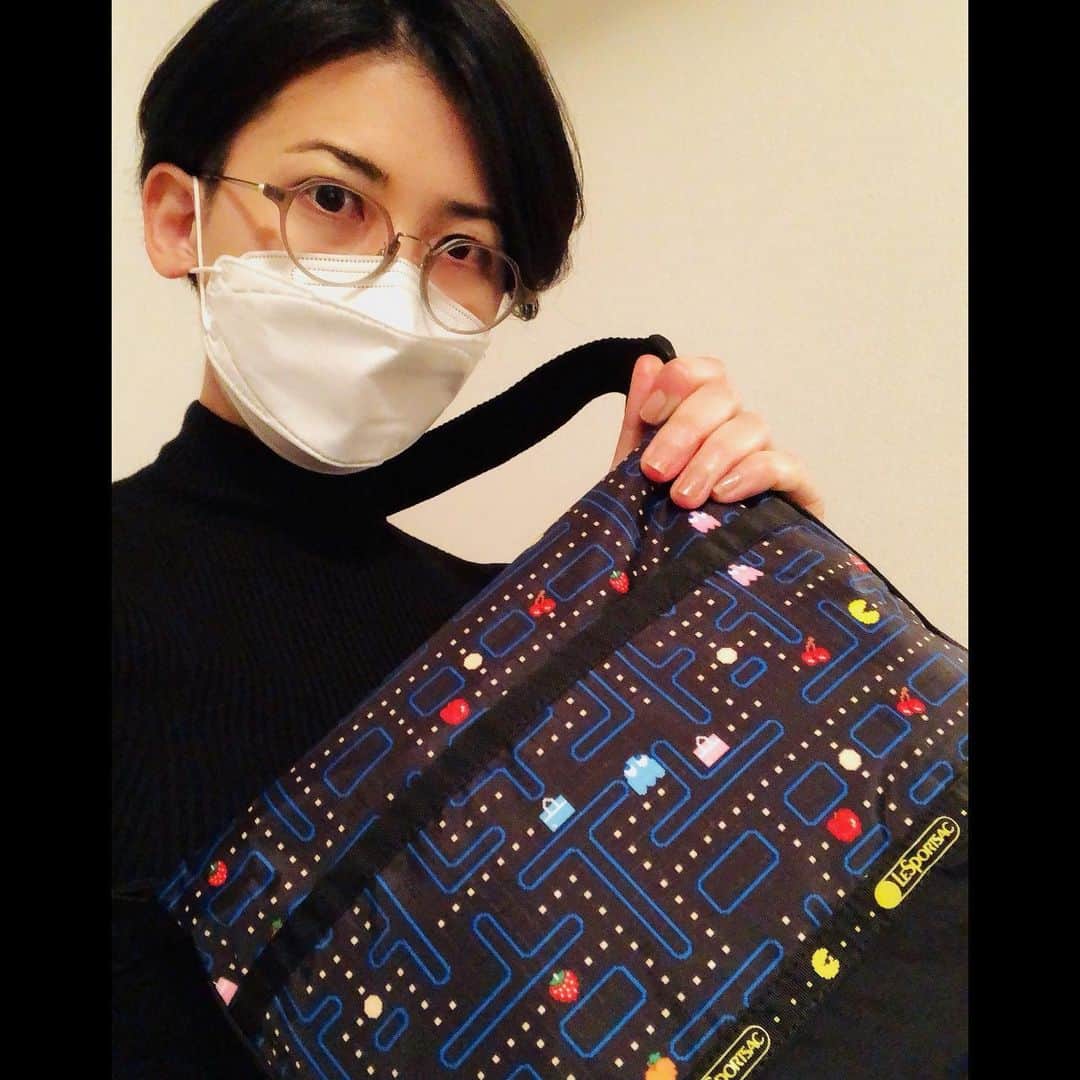 のインスタグラム：「When I was a child I’d believed that I would become a lady only wears Chanel in my 40s… and now I do look like same me in 30 years ago lol @lesportsac @officialpacman  #pacman  . 我ながらPR案件とかでないのがびっくりですが、発売直後に原宿店頭にフラフラ引き寄せられて約30年ぶりにレスポに回帰しました。自腹で。子供の頃にしたくてできなかったこと全部やる大人になるぞ。」