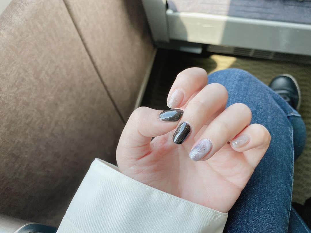 夕香里（ATY）のインスタグラム：「new nail .*  ちょっと色味見えづらいかもなんだけど、今回はダークブラウンとベージュラメで大体仕上げた😌 割とお気に入り✨  #セルフジェルネイル #セリアジェルネイル」