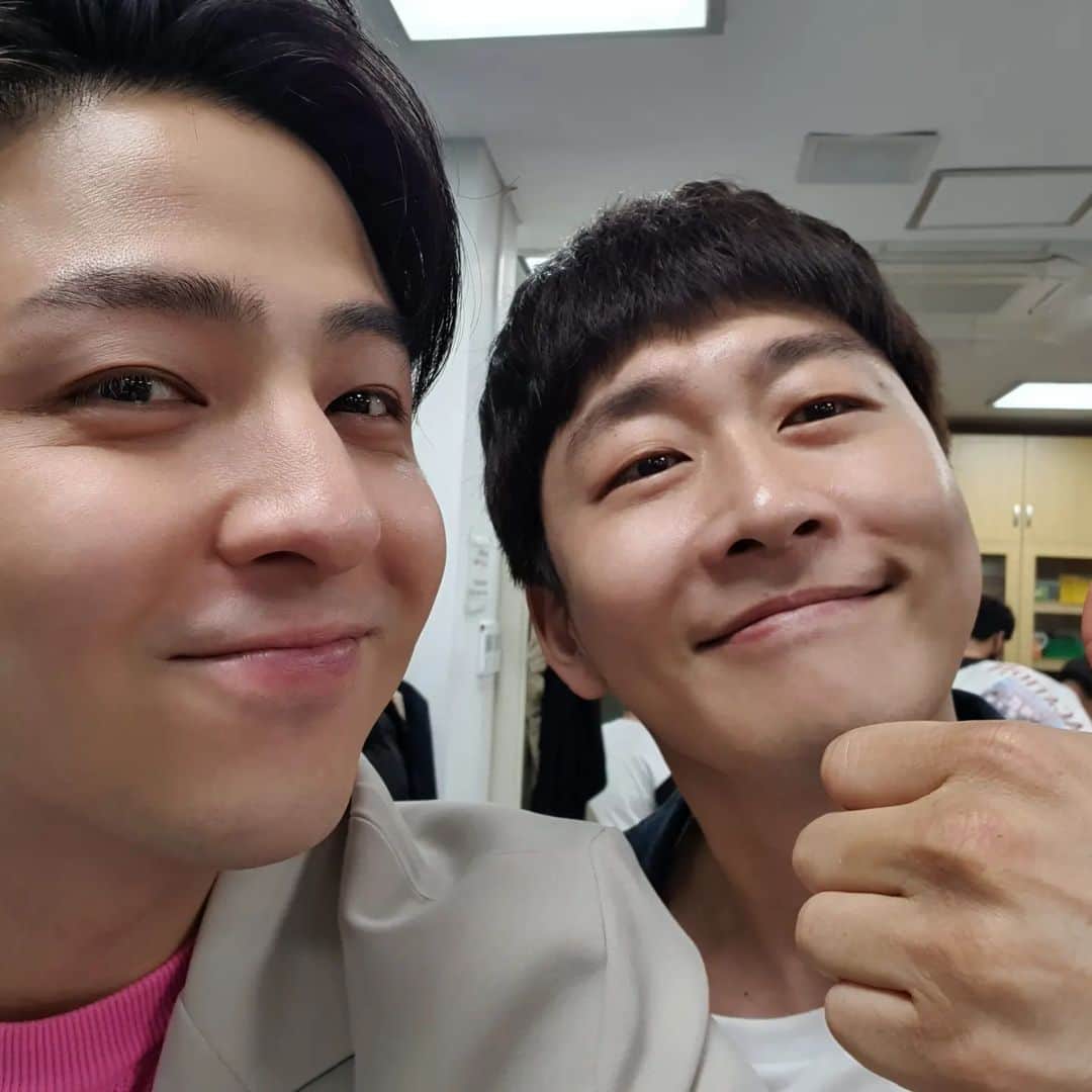 キム・キボムのインスタグラム：「같이 사진 찍자 해도 되나? 수십 번 고민하고 용기내서 찍은 사진들ㅎ 같이 작품 할 수 있어서 영광입니다^~^ 제욱아 너랑 같이 해서 행복하다.」