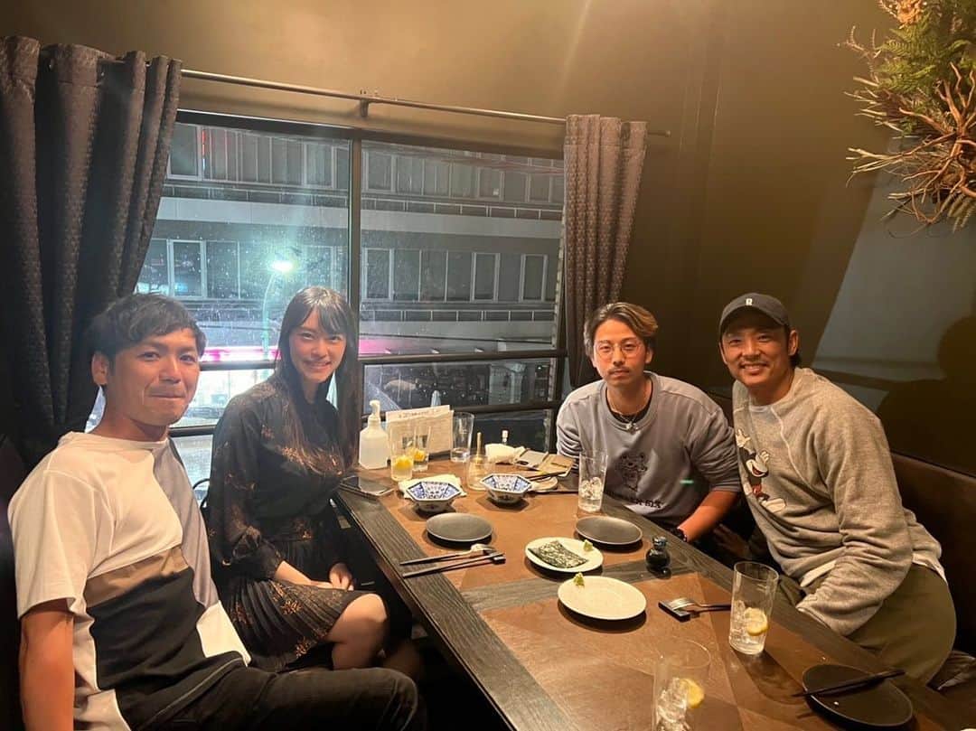斉藤和巳のインスタグラム：「ゴルフは人の輪を広げてくれる。  サプライズで… ヤクルトスワローズの"黄金期"で活躍された…川崎憲次郎さんの娘さんが😆💦  でも…"野球談義"にはならず… "ゴルフ談義"で盛り上がった🤣  藤ヶ谷亮輔 @fujigaya_ryosuke とプロも交えて… ゴルフの話が尽きない夜でした☺️✨  #ゴルフ #交流 #繋げる #感謝 #川崎憲次郎 さん #娘さん #サプライズ」