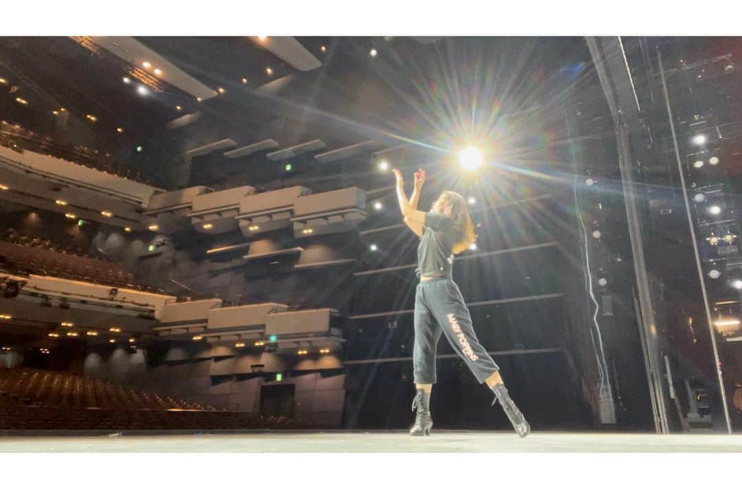 笹本玲奈のインスタグラム：「開演前に誰もいない舞台で振りの確認のために動画撮ったら なんか照明がいい感じに素敵でした。　　  #supercalifragilisticexpialidocious」