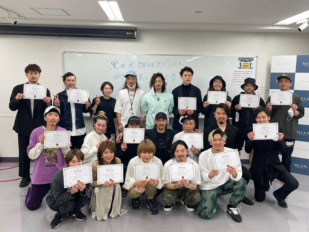 保志ゴローのインスタグラム：「【第一章、完】長いのでご注意下さい。  美容師歴26年の私、保志ゴローが本気で髪を綺麗にする仕事がしたい、そう思って飛び込んだのが『黒木式酸性ストレートアカデミー』でした。 きっかけはうちのディレクターの内藤がシャウルデッサンの黒木さんと知り合いでして、セミナーに来ていただきました。その時誰かの人生を変えられる仕事をしたいって思ったんです。 そういう熱量を黒木さんからいただいたんですね。それが1年前くらいかな。  中途半端だったケミカルの勉強を再開し、アカデミーの三期の募集があったのですぐ申し込んで。運良く当選しまして。  スタートしたのが9月、ストレートの仕組みを一から理解して、 地獄の塗布練習という5ヶ月を過ごす。ストレートパーマの失敗のほとんどが塗布と言われていて、その失敗は絶対に塗布じゃないってところまで練習する。 塗布なんて何年もやってるんだから、と最初は戸惑いばかりでしたね。 だってね、できないんです、できるはずの塗布が。 ちょっと上手くなってきたくらいに先の天下一塗布大会というのがありましてね。 一つ星⭐️いただく入賞できたんですね！  で、アカデミーも半ばになるとアイロンワークに行くわけです。 またアイロンワークもこだわりのアイロンワークですからね、 ストレートしたお客様がどの長さでカットしても後々困らないようにするわけです。 次の次の次くらいまで考えて技術をするってことです。 還元剤（パーマをかける作用を起こす剤のこと）についても深掘りして、どのpHでどれくらい動くかの検証したり。  そんなこんなして自分達でセミナーを開くというところまで来てしまったわけです。それがついこの間です。慣れないセミナーを聞いていただき、改めて伝えることの難しさ、伝えるためにさまざまな角度から理解することの大切さを知りました。  三期のメンバーっていうのは、なんだか人懐っこい方々ばかりで、しかもめちゃくちゃ熱い。 おかしいくらいに熱い人達の集まりでした。本当に変態だなって思うくらい（いい意味で）。 道具を加工して作る人がいたり、店舗を作っちゃう人がいたり、ハケを握ったまま立った状態で寝てしまう人がいたり、 いかにセミナーをわかりやすくするかを考えて教えてくれる人がいたり（もう中学生作戦とか言ってね笑）、ケミカル知識豊富な方がいたり、修造と呼ばれてる人がいたりで。 クセがすごい人達ばかりでしたね。 そんな人達といろいろと情報共有させていただき、自分自身もすごく勉強になり、成長したなと思いました。  昨日が最終試験だったわけですが、プレゼンの練習を毎晩深夜までやって、自転車で通う通勤途中もやって笑（完全にぶつぶつ言ってる変な人でした）、 とはいえ実際やると飛ぶんですよね！頭の中が。とはいえ伝えたいことは決まってたので、吐き出しましたが。  結果はなんとか合格しました！ 念願の認定講師を取得することができました。 これは本当に自分の力だけじゃなくて、一緒に切磋琢磨したメンバー、毎回サポートで入っていただいてる講師の方々、シャウルデッサンの皆様、それから隼人さんやぶきさん、そしてチョモさんに吉田さん。愛の人、黒木さん。 みなさんが真剣に、未来を守る技術っていうのをお伝えしていただいたおかげです。 今度は自分もお伝えするターン。 黒木さんの想いを次の方に届ける役目。  帰りの新幹線の車内から翌日も涙腺が緩みっぱなし。こういう気持ちになれるようなお伝えをしなければいけないと、またまたプレッシャーもありつつ。  ただ、このアカデミーに参加して、どのタイミングでも挫折感とかなかったような気がするんです。それくらい手厚くサポートしていただきました。素晴らしく愛に溢れたアカデミーでした。  もうすでに第二章が始まってます。 認定講師をいただけたのがゴールではなく、スタートラインにやっと立てた。美容師のスタイリストになるのと同じですね。そこはゴールじゃない。 はじまりの合図。認定講師の皆様、末席に名を連ねさせていただきます🙇‍♂️  セカンドステージも楽しみです。 楽しめるようまた努力するだけ。 努力というか楽しんでやるだけですね。  支えてくださった皆様、ありがとうございました🙇‍♂️  p.s.玉山さん、お花ありがとうございます😭いつもそういう気遣いができる人！見習います。  BIG LOVE❤️ natura 保志ゴロー」