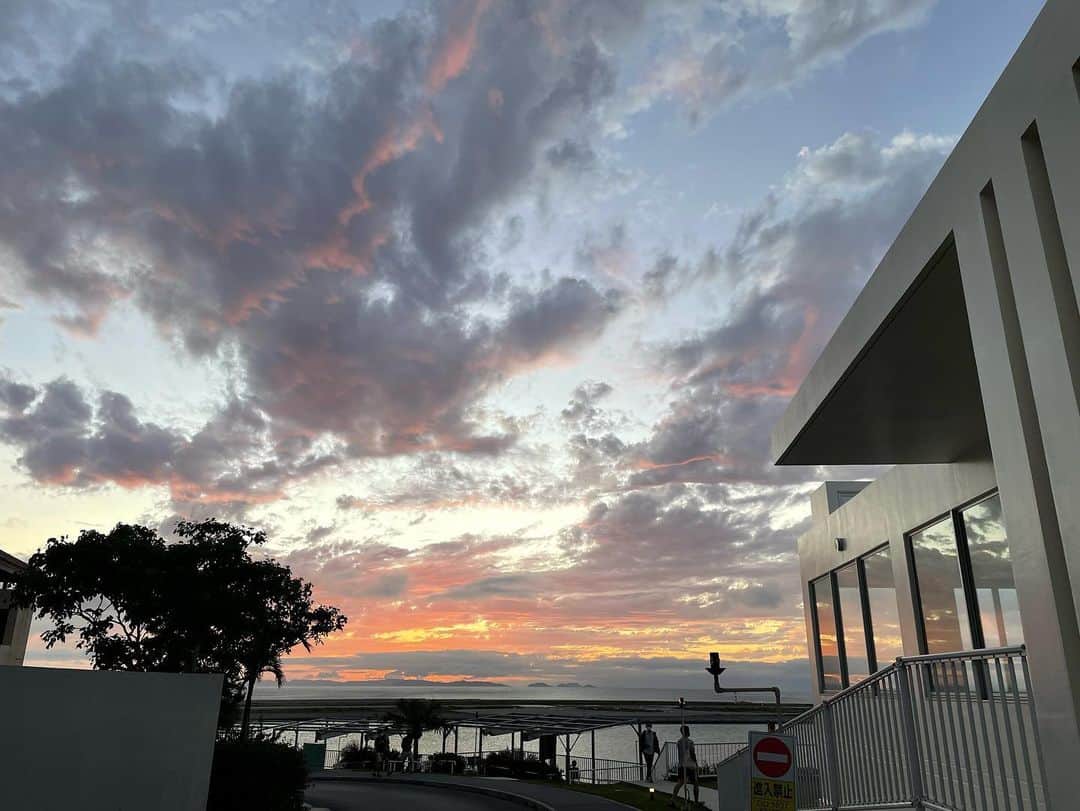 白間美瑠さんのインスタグラム写真 - (白間美瑠Instagram)「撮影で行った、沖縄の空が綺麗過ぎました✨✨うっとり、、この景色見ながらご飯食べたのは、最高だったな、、また行きたい🥺 #毎日投稿 #沖縄」4月19日 23時19分 - shiro36run