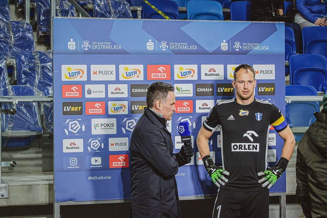クシシュトフ・カミンスキーのインスタグラム：「🔵⚪️🔵  📸 @mattludwiczak  📸 @s_wicinski  🧤 @t1tan_pl   #t1tan #t1tanpl #gripiseverything」