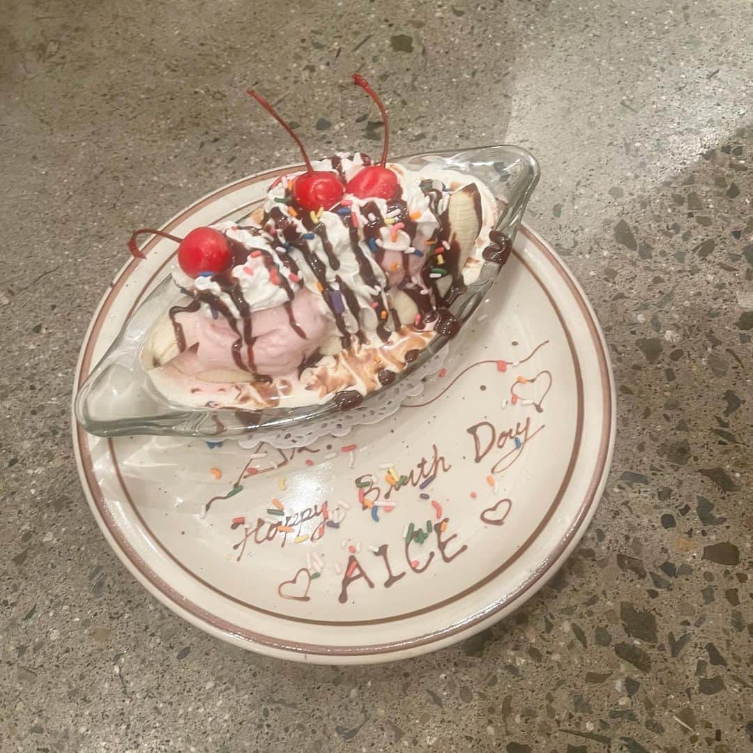 K͎A͎R͎E͎N͎のインスタグラム：「🍨💗👱🏻‍♀️💗👱🏻‍♀️💗🎂 @__february4__」