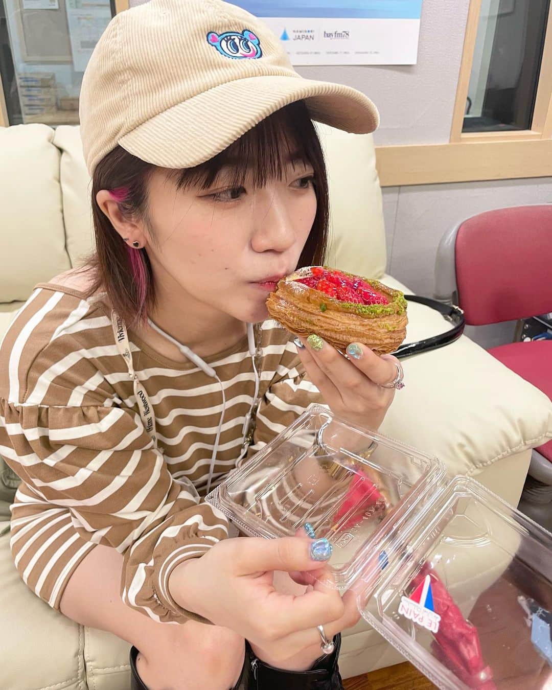 ぱいぱいでか美のインスタグラム：「1枚目はインスタ用 . 2枚目以降はガチ食い。 今夜はbayfmで月1ナビゲーターを務めさせてもろてます #dkmbayfm の日ですー！ 27時からという深さですがリアタイしたり タイムフリーしたりラジバンダリよろしくお願いします！ 何やかんやで月1ナビゲーター就任から丸っと1年経ちました！ ありがたいことです！ これからも楽しんでやらせてもらいます✨ 毎回甘いもの用意して待っててくれる bayfmのスタッフさん……ラブ🫶🏻 . #bayfm #dkmbayfm #ppmbayfm #でか美ちゃん #パン #大好き」