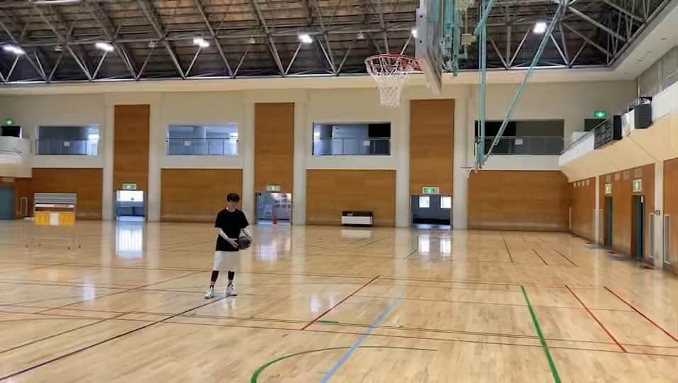 AKIのインスタグラム：「高校時代を思い出す⛹️」