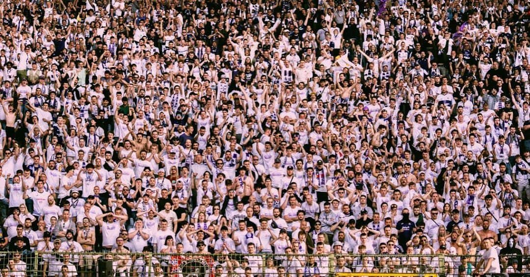 ヴァンサン・コンパニのインスタグラム：「To our fans. Thank you for showing up in great numbers and for the continuous support. The team wanted nothing more than to give you this.  As of today we go again. We’ll use the result of the Cup final as fuel for everything that’s to come. We keep going. @rscanderlecht」