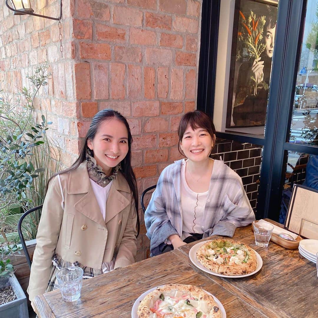 芥川舞子のインスタグラム：「おなじみの美香ちゃん💕 @mika._.kjm   私の誕生日と息子のハーフバースデーを、心のこもったプレゼントでお祝いしてくれました🙏  そして偶然にも、その途中にさつき先生がサプライズで登場‼️誕生日プレゼントをわざわざ届けに来てくださいました😭  赤ちゃんはみんなの輪の中心になって、たくさん遊んでもらって。 いつもなら泣くシチュエーションや時間帯でも全然泣かなかったので、とても嬉しかったのだと思います。  ランチと買い出しを共にした花子さん。 学校から帰ってきて途中合流したお姉ちゃん。  今年も、こうして大切な人とだけ過ごすことのできた、最高の誕生日となりました！  幸せな日々に感謝します。」