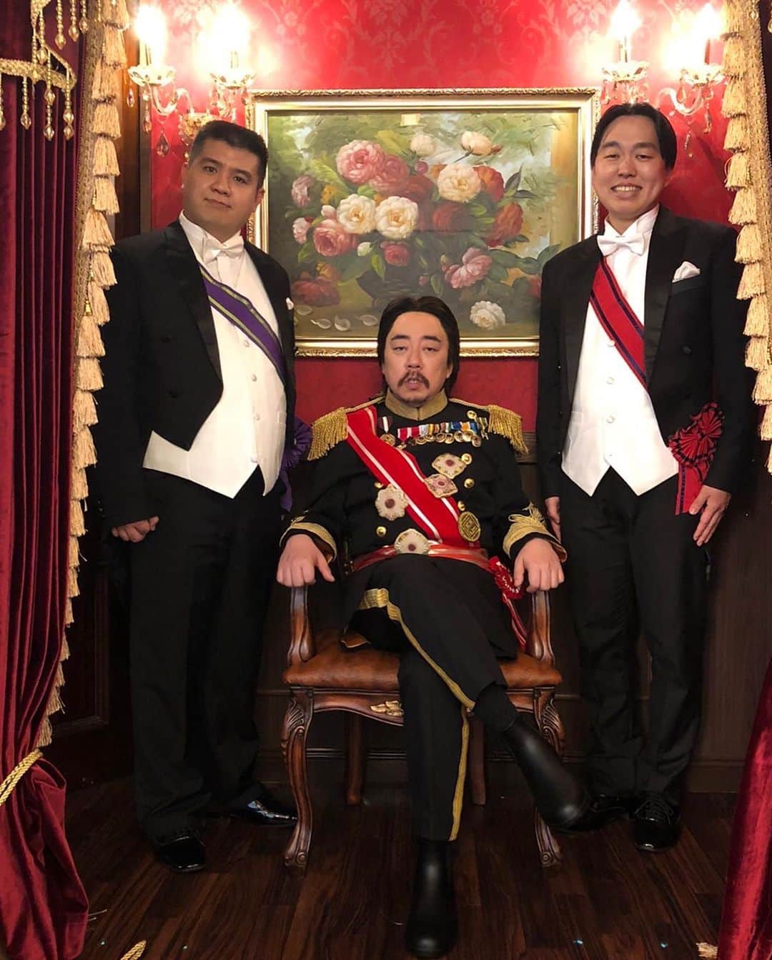 のインスタグラム：「レキシさんMV出演させて頂きました！！ 思ってたよりガッツリ！！ 本当に感謝です！！ 僕たちのYouTubeをめちゃくちゃ見てくださってる池田さん。 動画の外に映る建物を見てどの辺で撮ってるのかまでリサーチ済みでした。 撮影休憩中もずっと僕らの楽屋にいて、なんかずっと話しかけてきました。 それくらい仲良くならせて頂きました。 とにかくめちゃいい曲！めっちゃ聴かせて頂いてます！！ 皆さんもぜひ聴いてみてくださいね！  #レキシ #ジェラードン #たぶんmaybe明治  #MV初出演🎉」