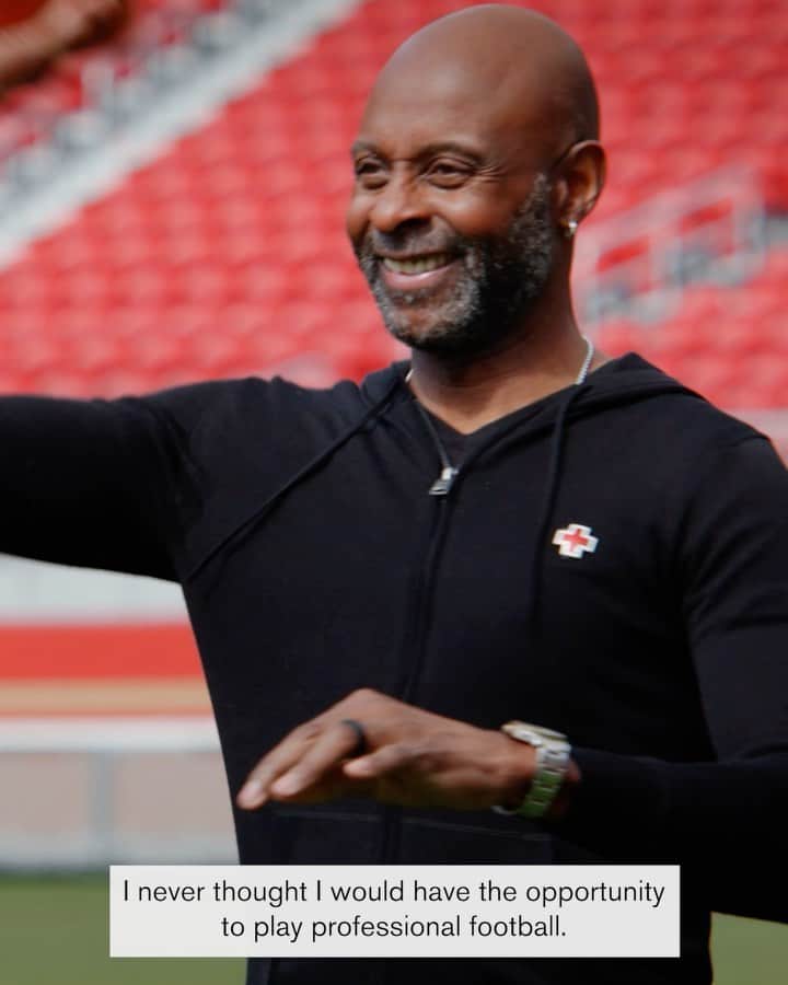 ネーブ・キャンベルのインスタグラム：「If #GOAT Pro Football Hall of Famer @jerryrice can overcome his fear of needles to donate, we challenge you too! Make a powerful impact this summer by donating blood, platelets or plasma. Tap the link in our bio to schedule an appointment. #JerryRice #BloodDonor」