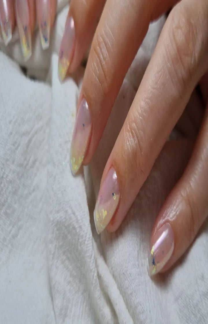 Yingのインスタグラム：「Products used: ▪️PREANFA Aurora Effect Powder in Viole ▪️PREANFA Aurora Flakes in Citrine ▪️PREGEL Art Liner in White  Items can be purchased from @nailwonderlandsg  . 🛒 www.nailwonderland.com⁣⁣ 📍20A Penhas Road, Singapore 208184⁣⁣ (5 minutes walk from Lavender MRT)⁣⁣ .  I am currently only able to take bookings from my existing pool of customers. If I have slots available for new customers, I will post them on my IG stories. Thank you to everyone who likes my work 🙏 if you need your nails done, please consider booking other artists at @thenailartelier instead ❤  #ネイルデザイン  #ネイルアート #ネイル #ジェルネイル #nailart #네일아트 #pregel #プリジェル #nails #gelnails #sgnails」