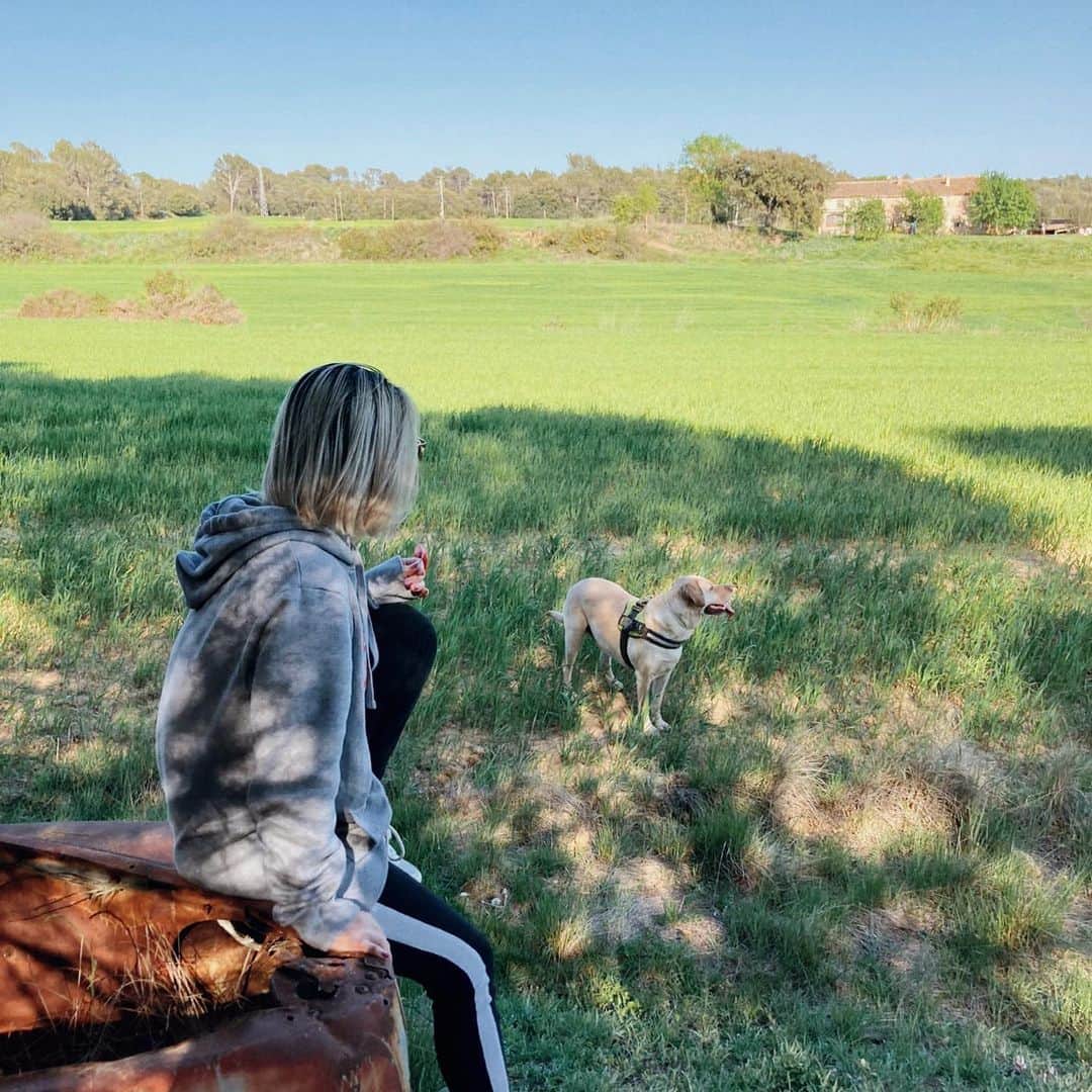 冴木エリカのインスタグラム：「⁡ とてもリラックスできた🫰🏼 こういう時間って大切だよね 自然大好き🌲💚 ⁡ ⁡ ⁡ ⁡ ⁡ ⁡  #spain #relax #自然 #山 #木 #犬  #japanesegirl #lovespain #happy」