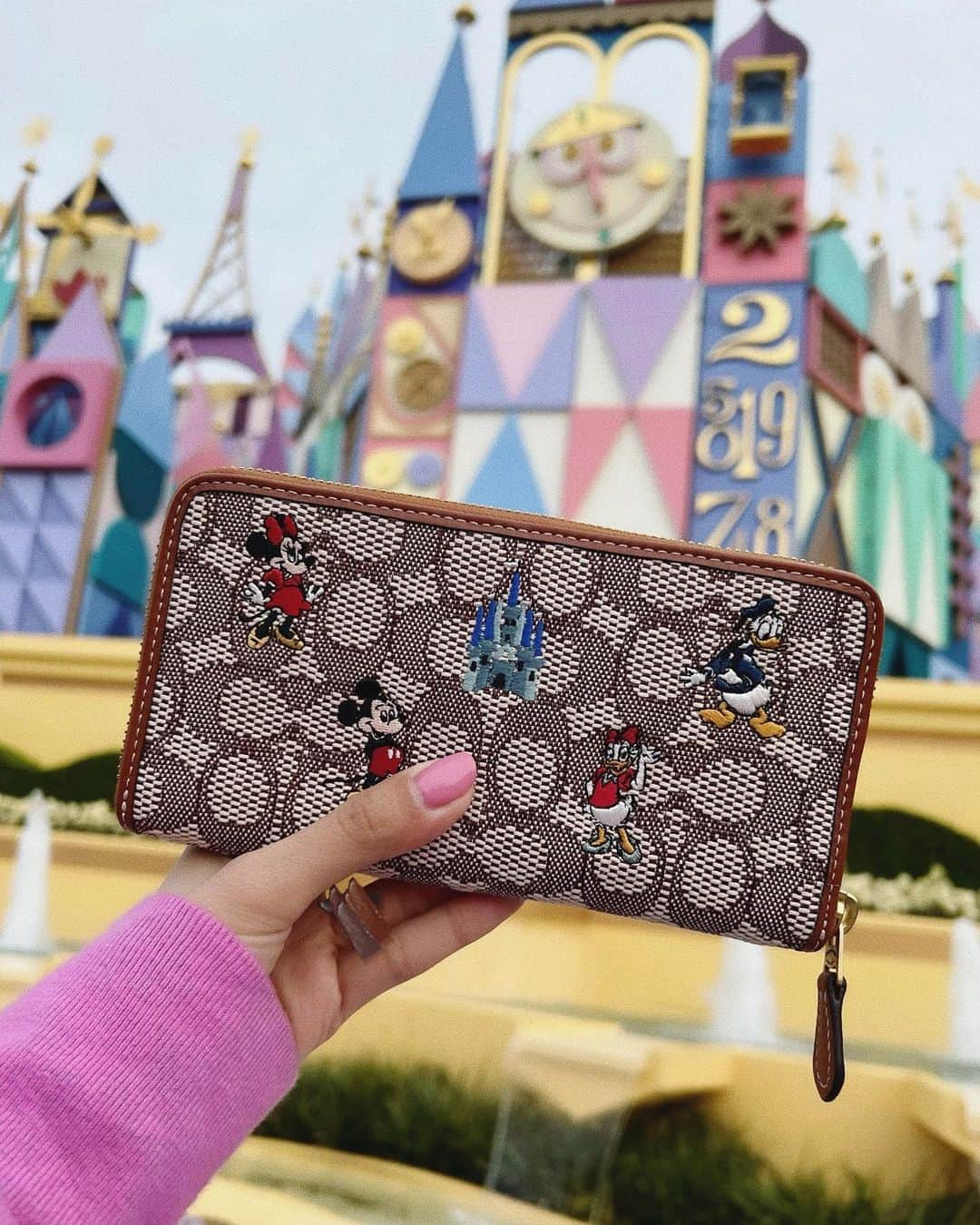 秋山衣梨佳さんのインスタグラム写真 - (秋山衣梨佳Instagram)「🐭🏰👛 　 　 #COACH ×#DISNEY 発売日にたまたまCOACHに行ってゲットした👌 ディズニーワールド50周年の財布〜👛💓 ミッキーたちが刺繍でかわいい🐭 ディズニーランドで写真撮ろ〜って思ってた🐭🏰 発売日に買えても毎回投稿遅くなる💭 　 　 #コーチ#ディズニーランド」4月20日 13時34分 - akiyamaerika