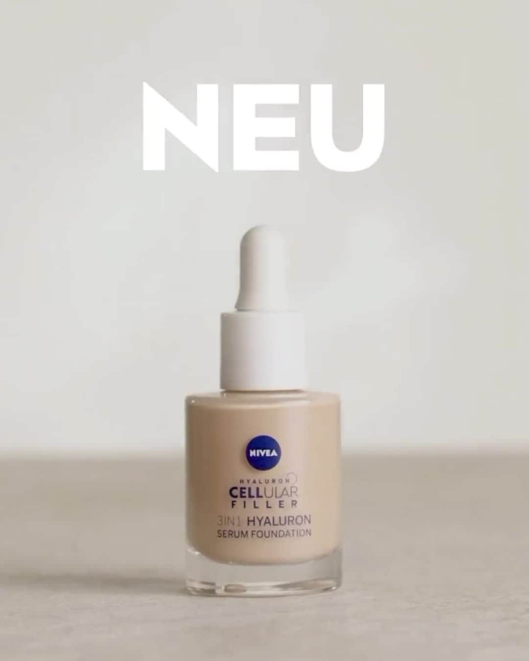 NIVEA Deutschlandのインスタグラム：「Ihr wollt die Wirksamkeit eines Anti-Age Serums mit der Deckkraft einer Foundation in einem Produkt? 🤩   Unsere brandneue Cellular Filler 3in1 Hyaluron Serum Foundation verbindet die natürliche Deckkraft eines Make-Ups mit einer seidenweichen, leichten Konsistenz und der intensiven Pflege eines Serums. 😍 Direkt nach dem Auftragen verschmilzt das getönte Serum mit dem Teint und passt sich dem Hautton an – für ein natürliches Make-Up Finish mit Glow-Effekt. ✨ | #NIVEA」