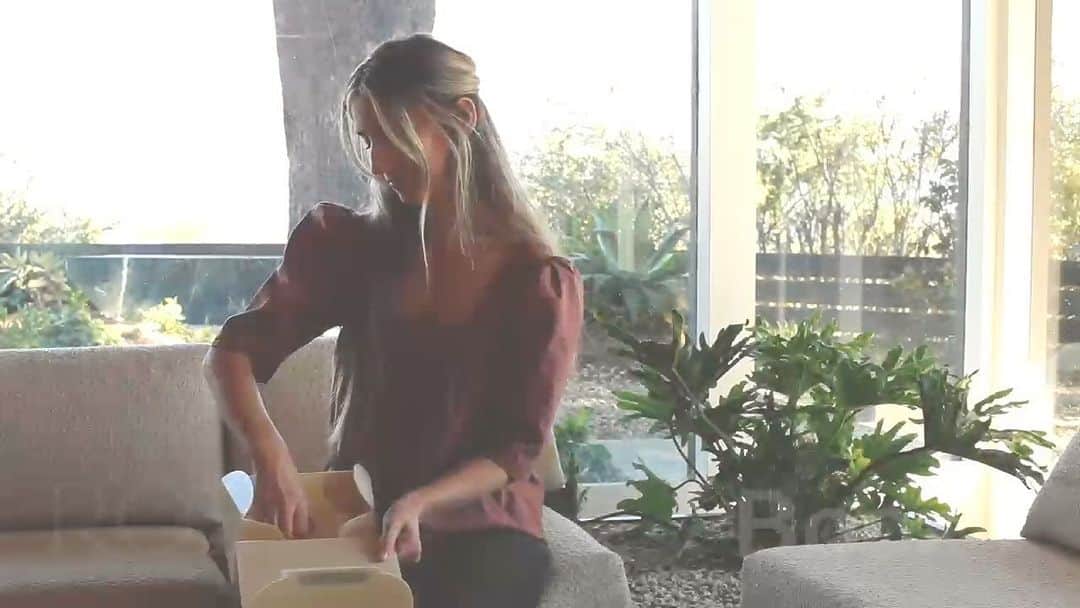 マラ・ロザックのインスタグラム：「Happy almost #EarthDay🌏  I discovered @boox.eco in the months leading up to the @rozhair launch & knew immediately I wanted to partner with them.  Boox boxes are genius reusable shipper boxes that are reused dozens of times, saving all those single use cardboard boxes from getting thrown away! Anytime you order your @rozhair from the site you receive your product in a cute little Boox box instead of cardboard, it gets sent back & reused for a new shipment!  Im thrilled to highlight them as one of my favorite partners on the @rozhair journey because of how easy they make it for us to do our part to relieve environmental impact🌎」